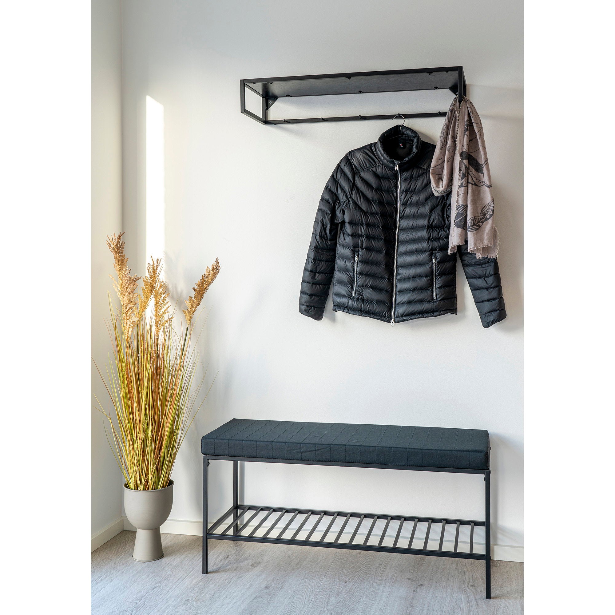 Vita Bank mit Kissen und Regal – schwarz mit schwarzen Beinen, 100x36x48,5 cm