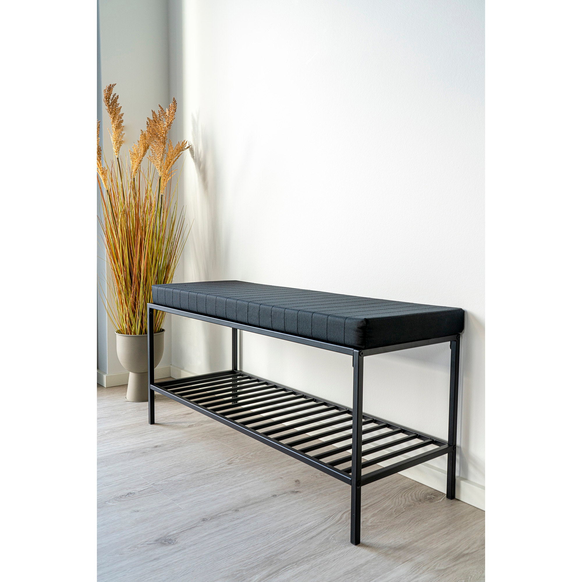 Vita Bank mit Kissen und Regal – schwarz mit schwarzen Beinen, 100x36x48,5 cm