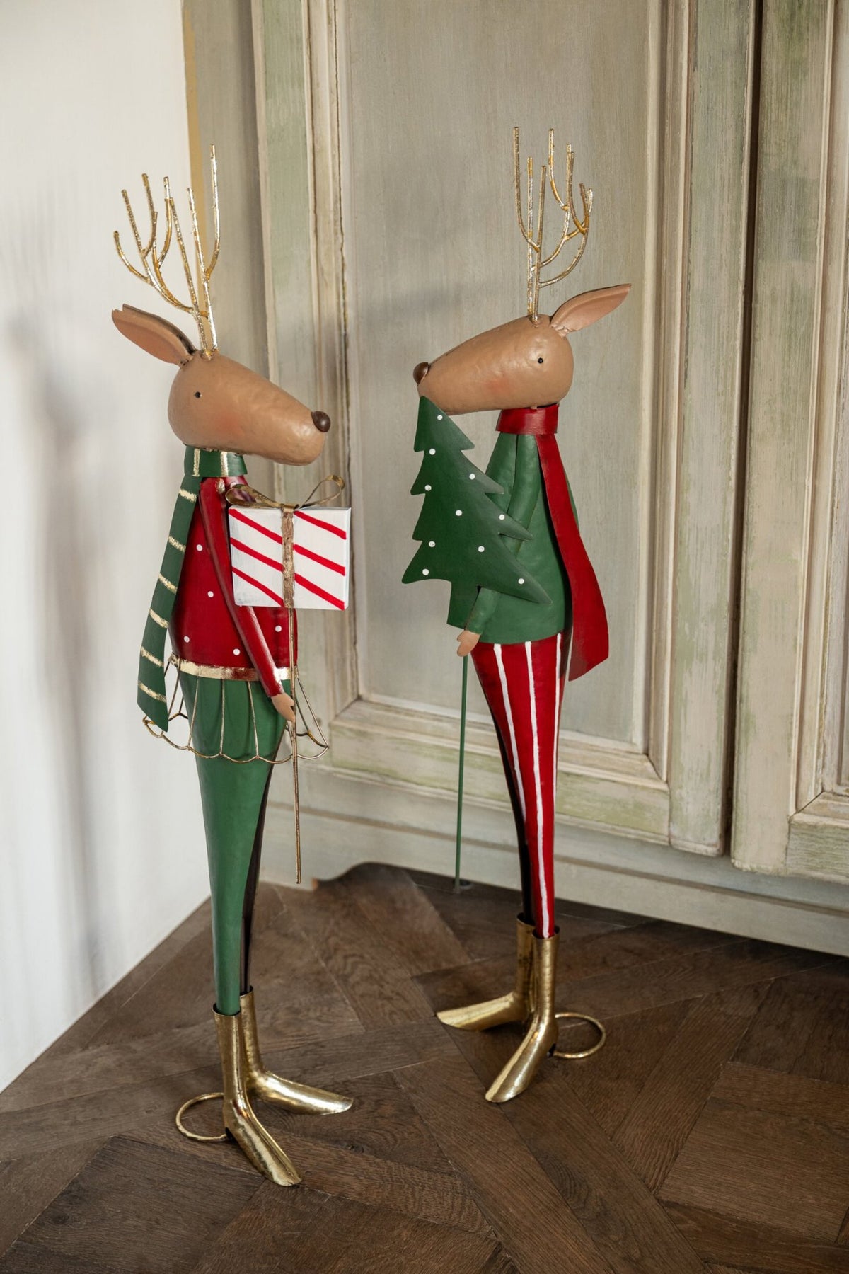 Rendier en dennenboom met cadeau – set van 2, ijzer, kerstrood en donkergroen, 90 cm