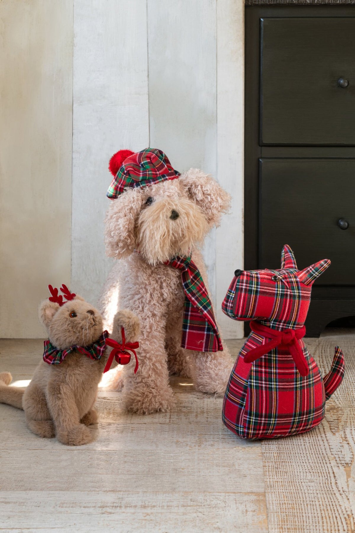 Hond met baret en sjaal – stof, beige en kerstrood, 40×28×48 cm