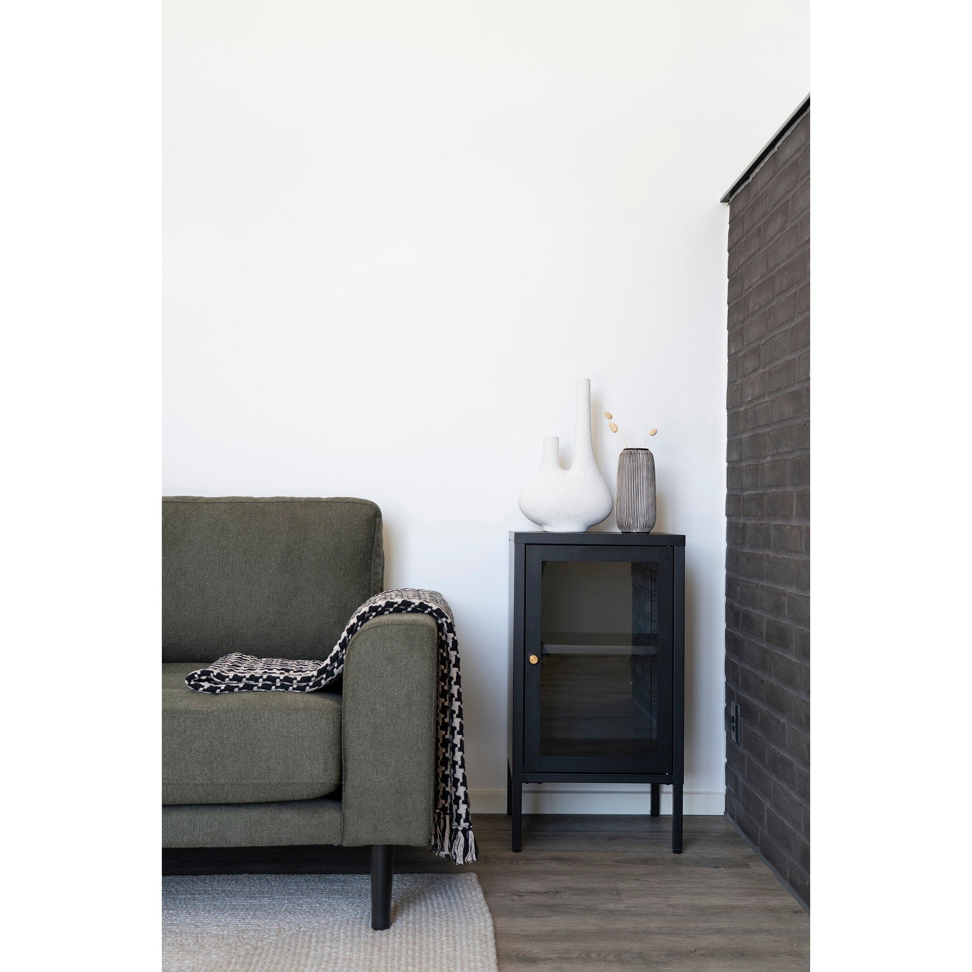 Dalby kast van staal in zwart met glazen deur 38×35×70 cm