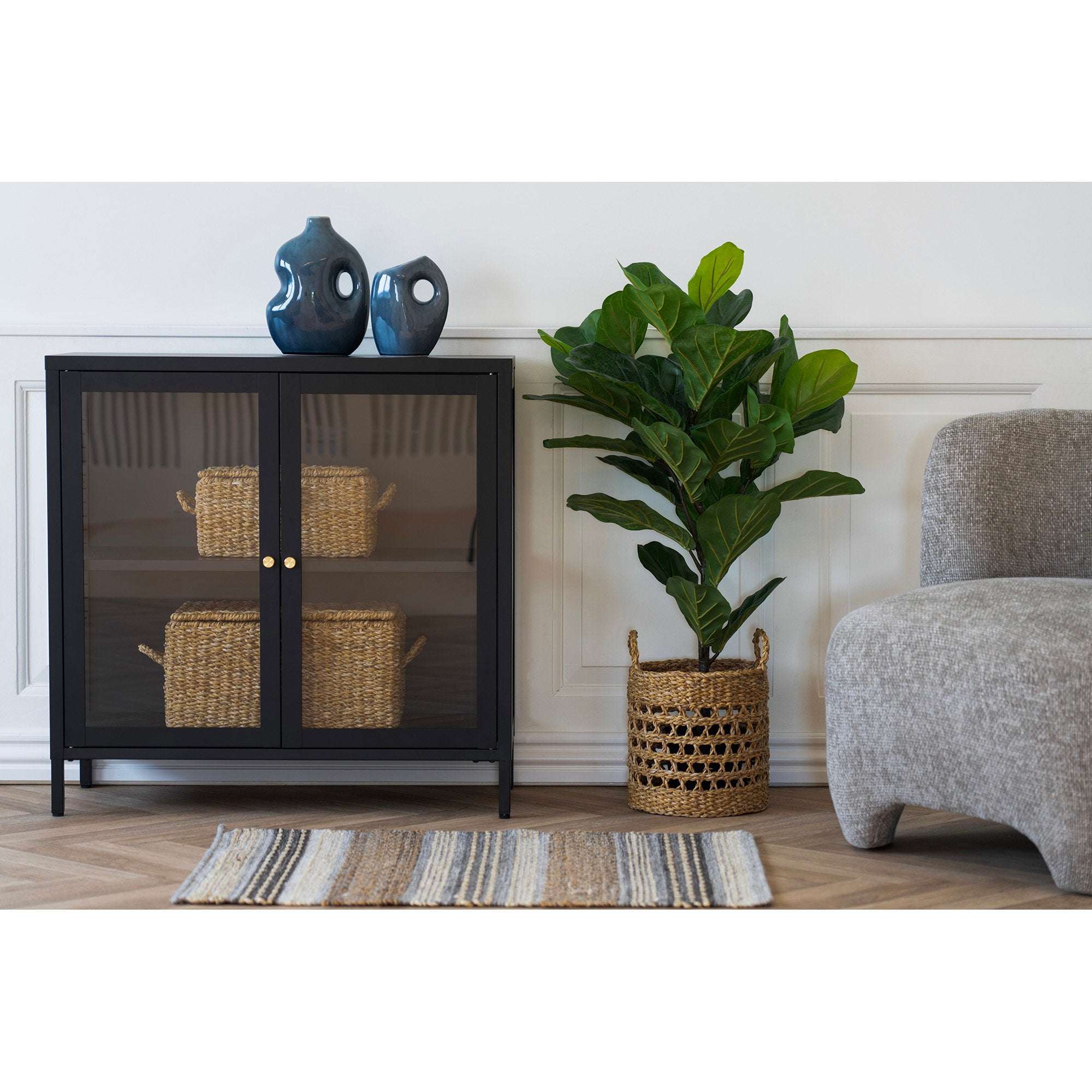 Dalby vitrinekast van staal in zwart met 2 glazen deuren 80×35×80 cm
