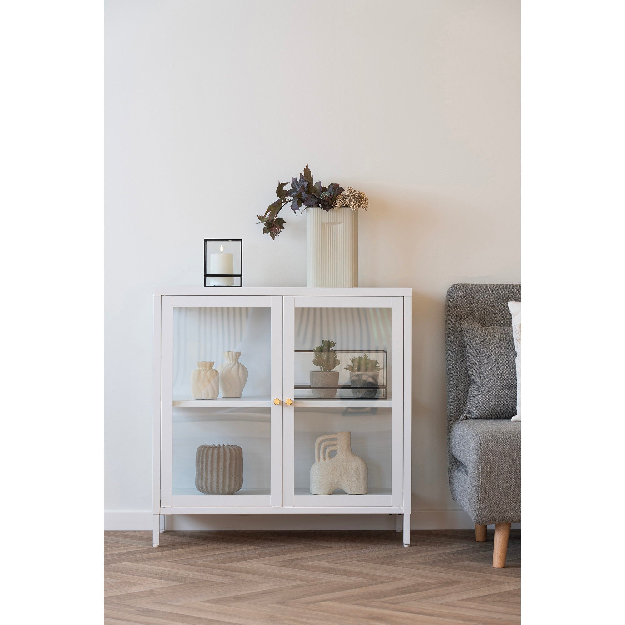 Dalby vitrinekast van staal in wit met 2 glazen deuren 80×35×80 cm