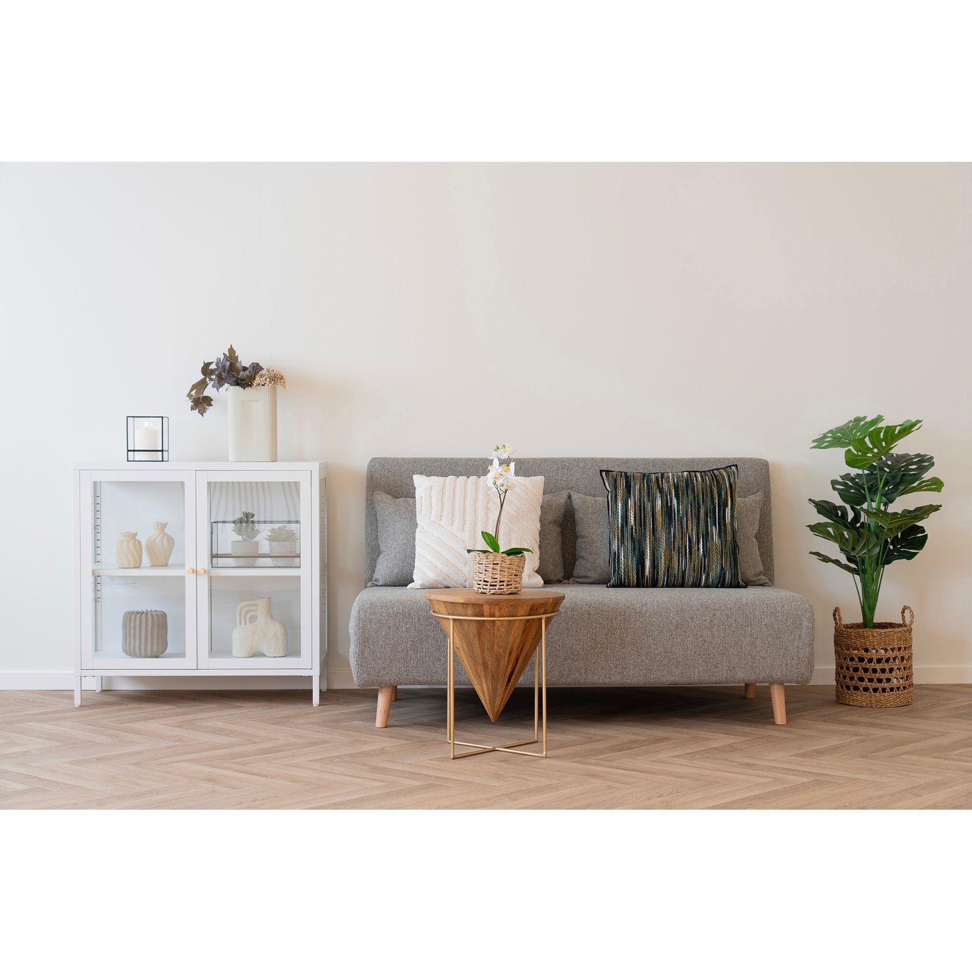 Dalby vitrinekast van staal in wit met 2 glazen deuren 80×35×80 cm