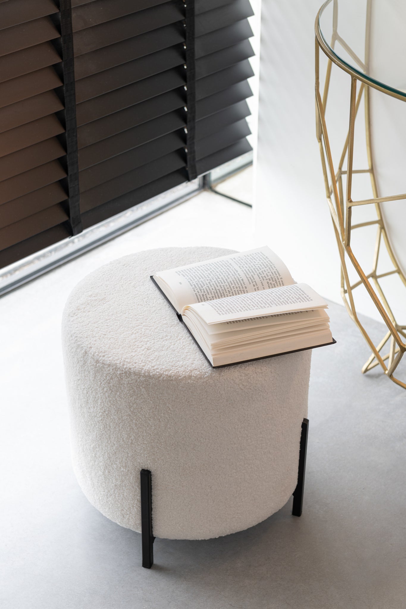 Ronde kruk in zachte stof wit met minimalistisch design