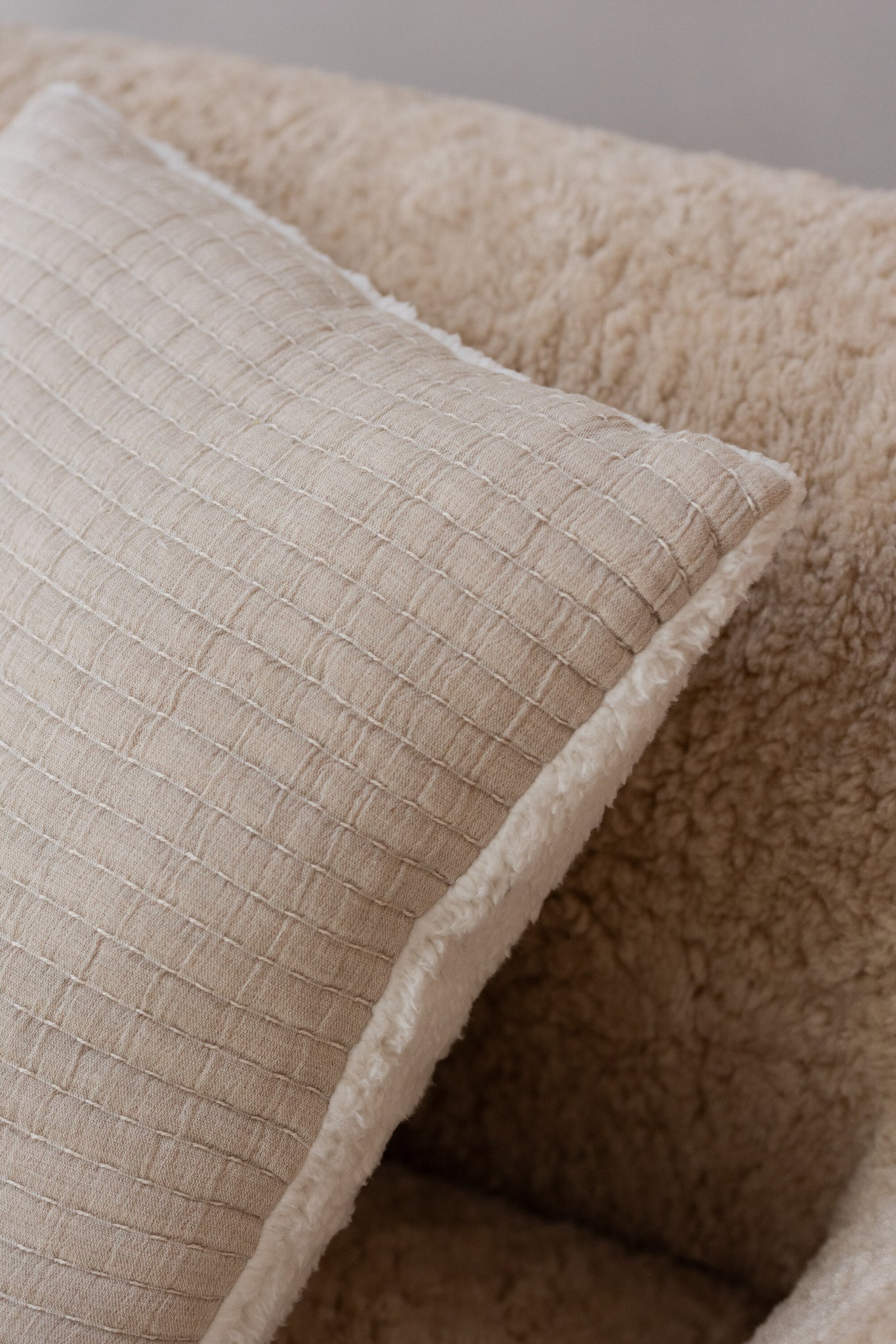 Teddy-Kissen mit Ziernähten, Baumwolle/Polyester, Grau