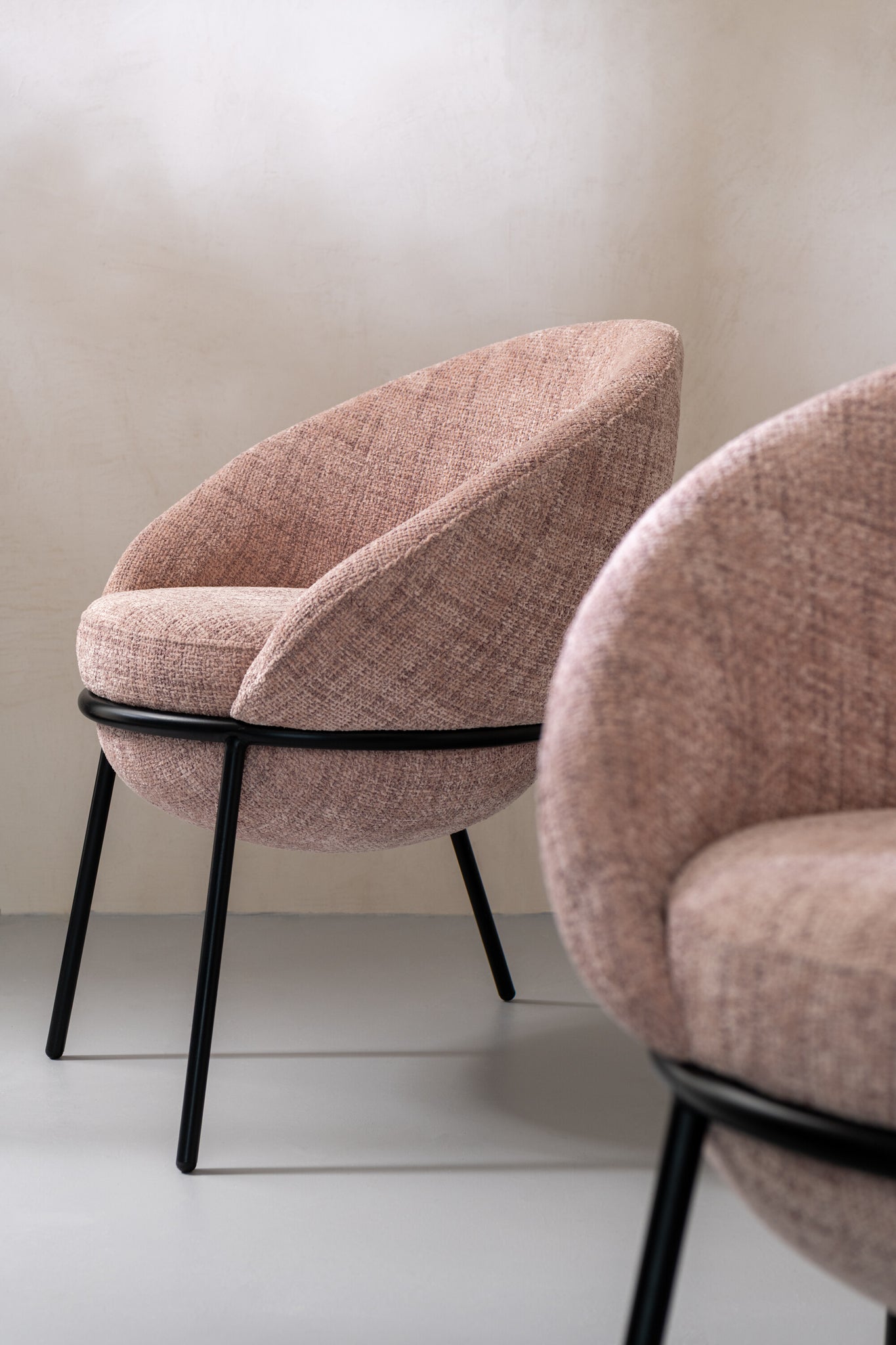 Esszimmerstuhl mit Eisenbeinen, hellrosa/schwarz