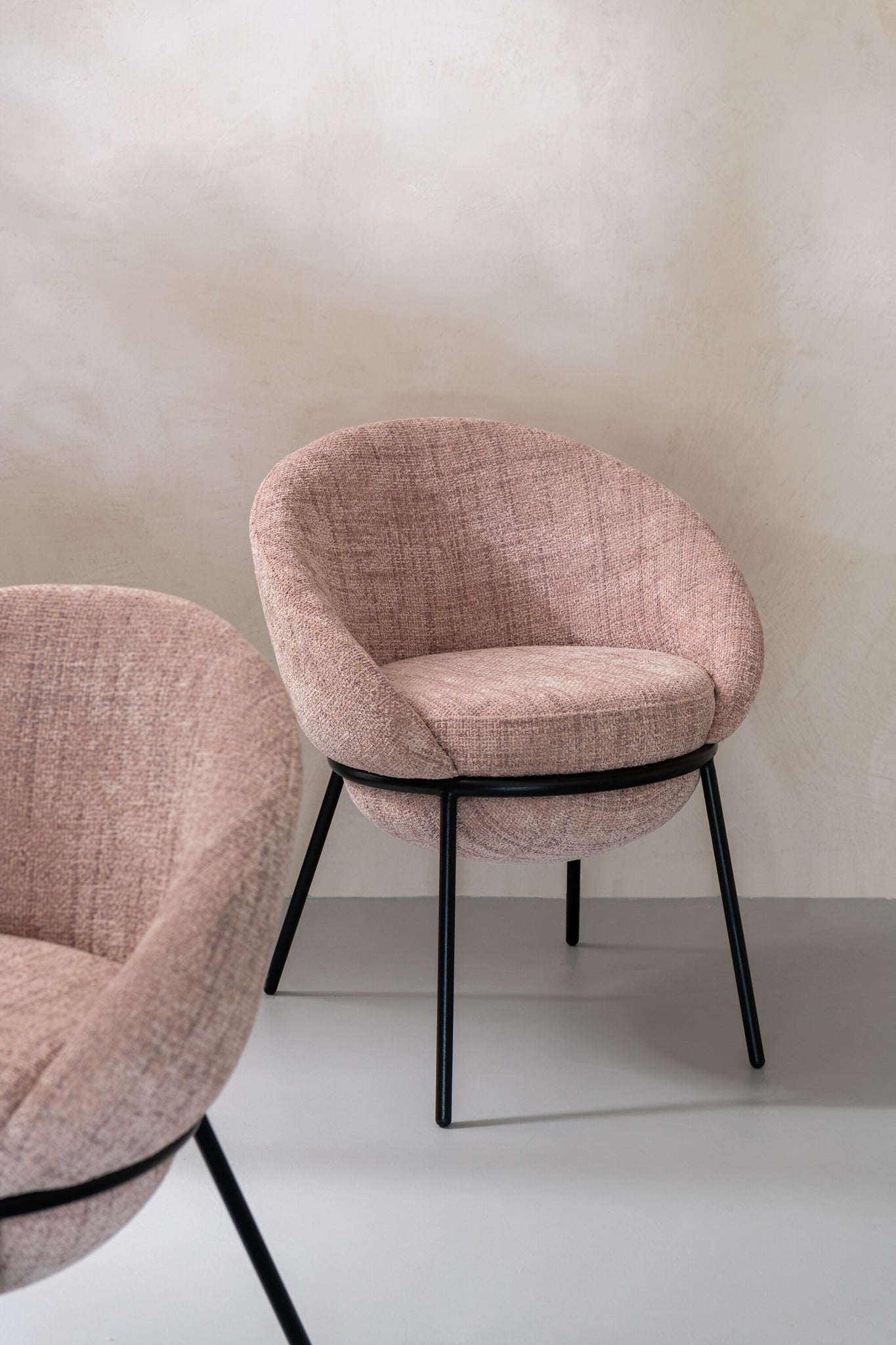 Esszimmerstuhl mit Eisenbeinen, hellrosa/schwarz