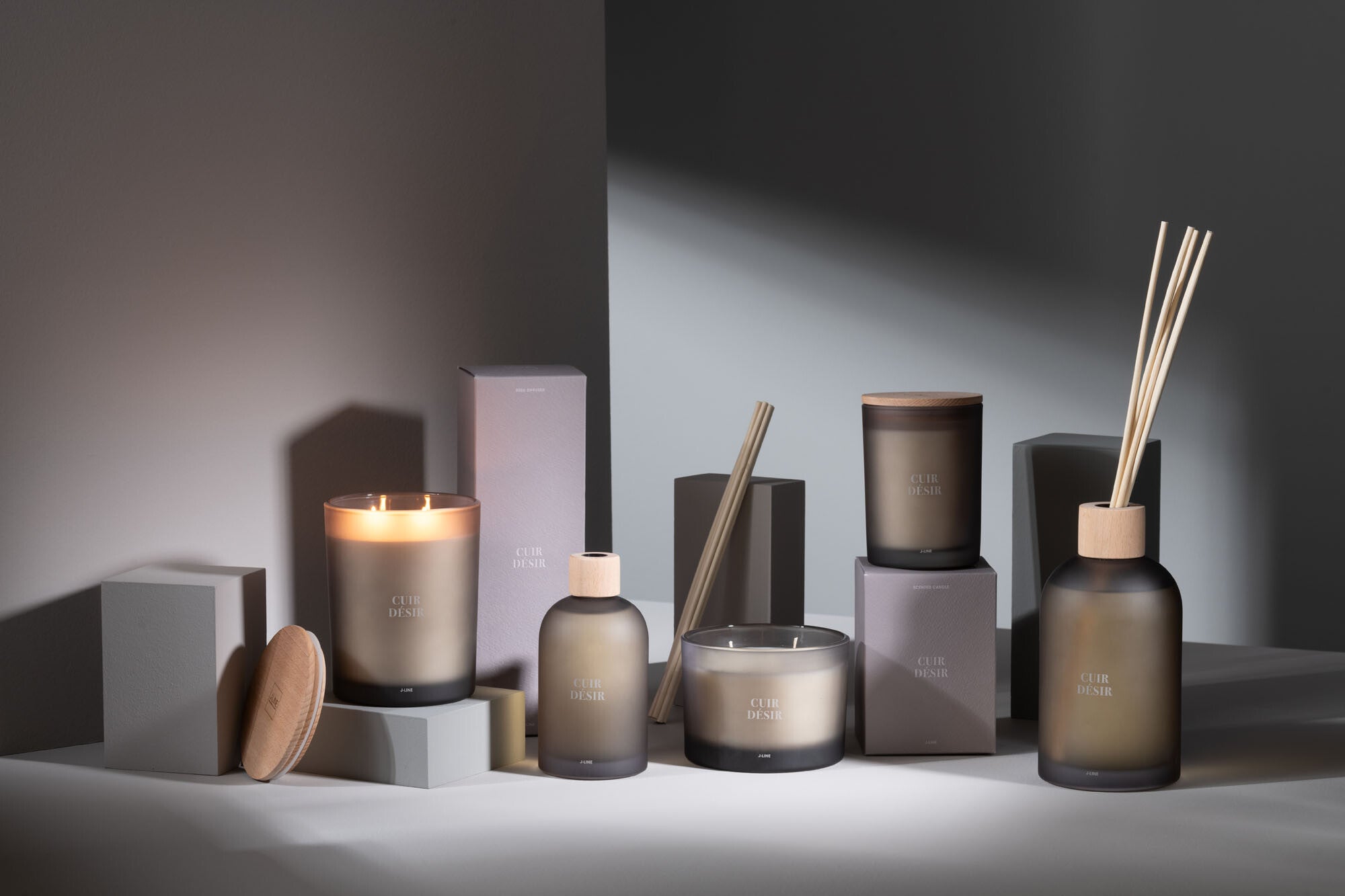 Scented Candle Accords Essentiels Cuir Desir-38H