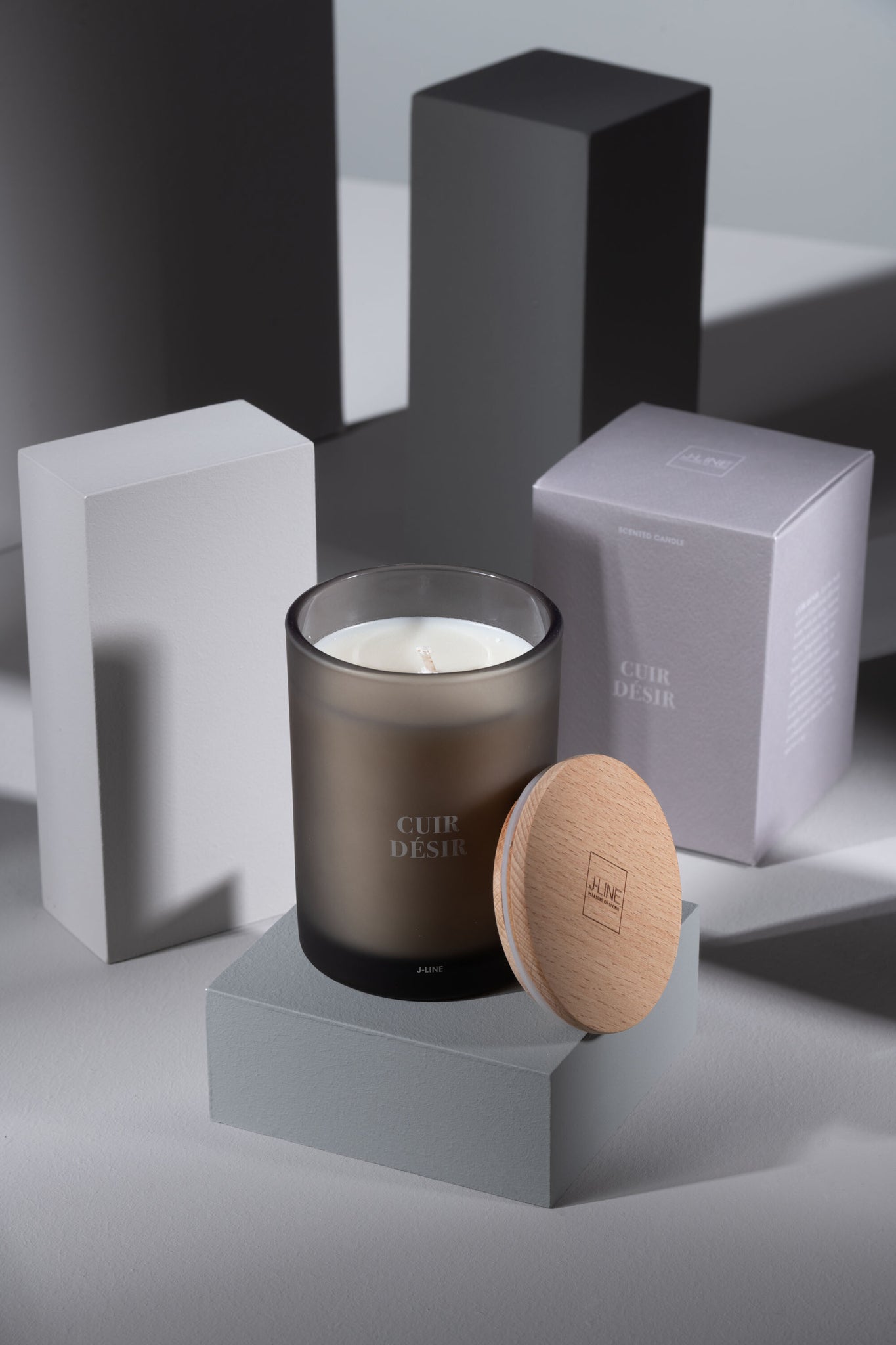 Scented Candle Accords Essentiels Cuir Desir-38H