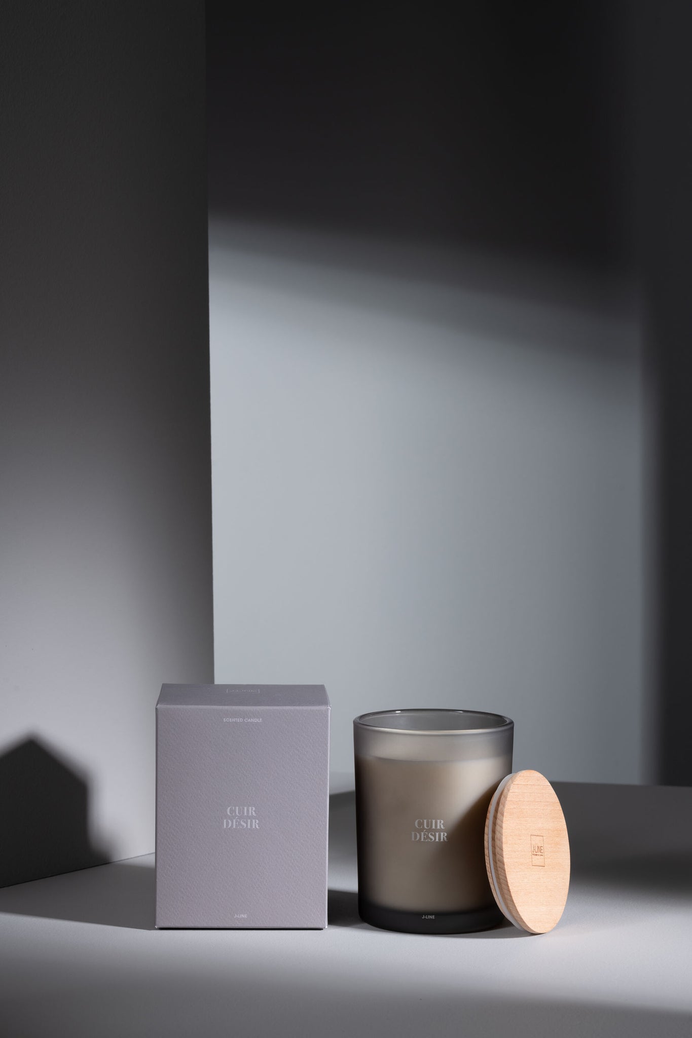 Scented Candle Accords Essentiels Cuir Desir-52H