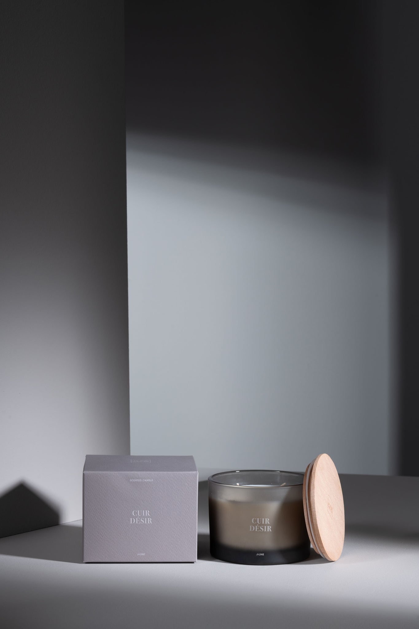 Scented Candle Accords Essentiels Cuir Desir-28H