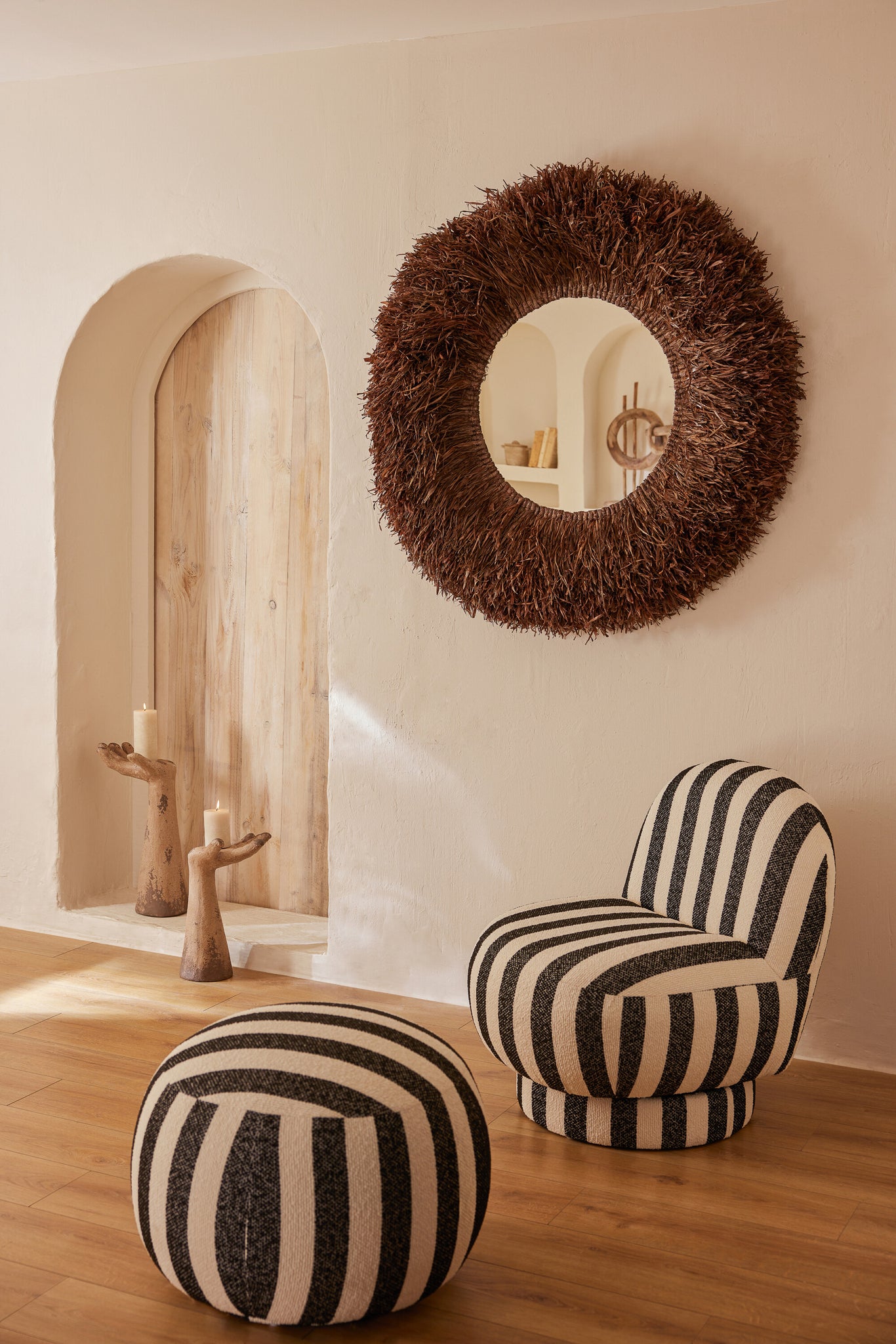 Set Of 2 Hands Antique Outdoor Magnesium Beige