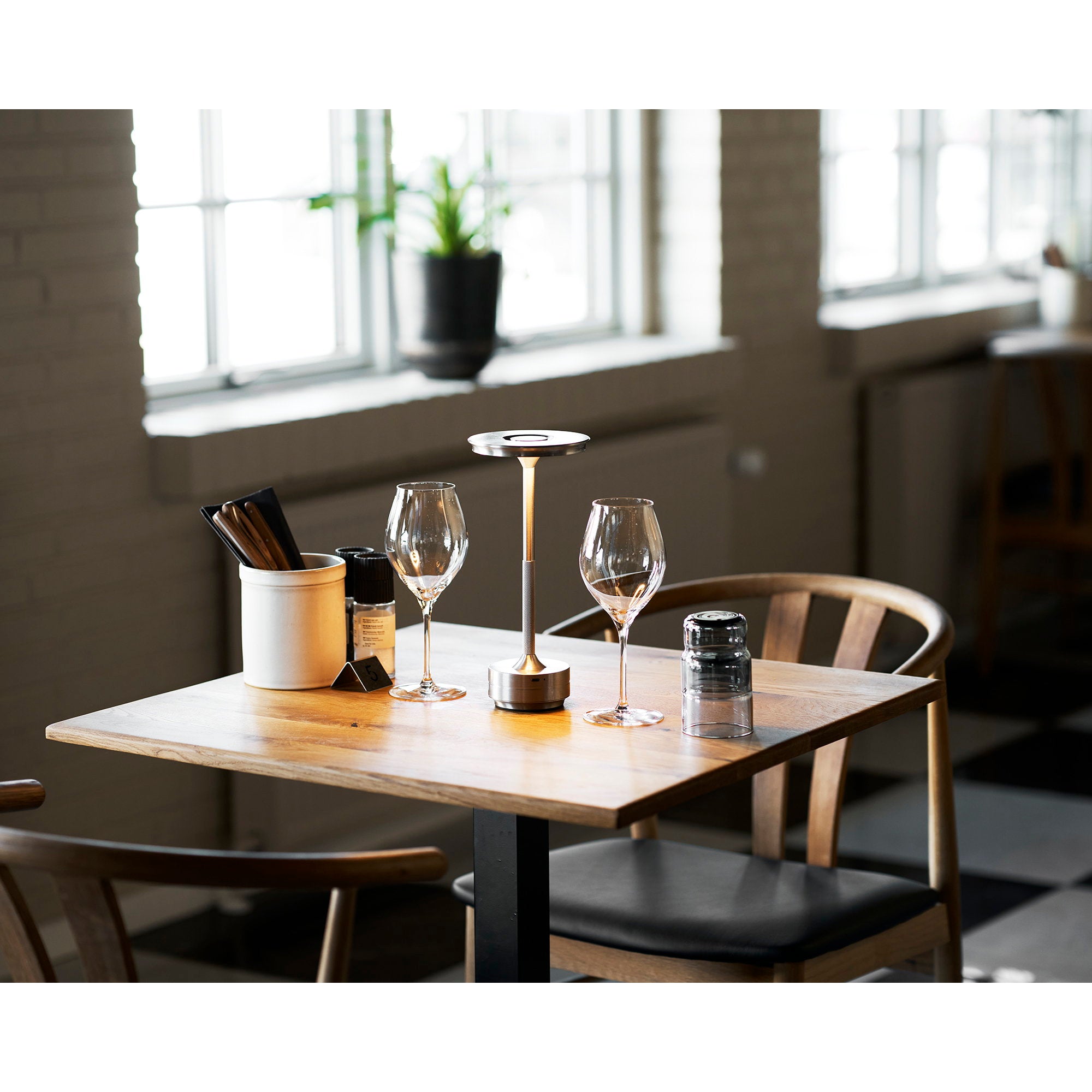 LYNEHAM TAFELLAMP OPLAADBAAR ZILVER | METAAL