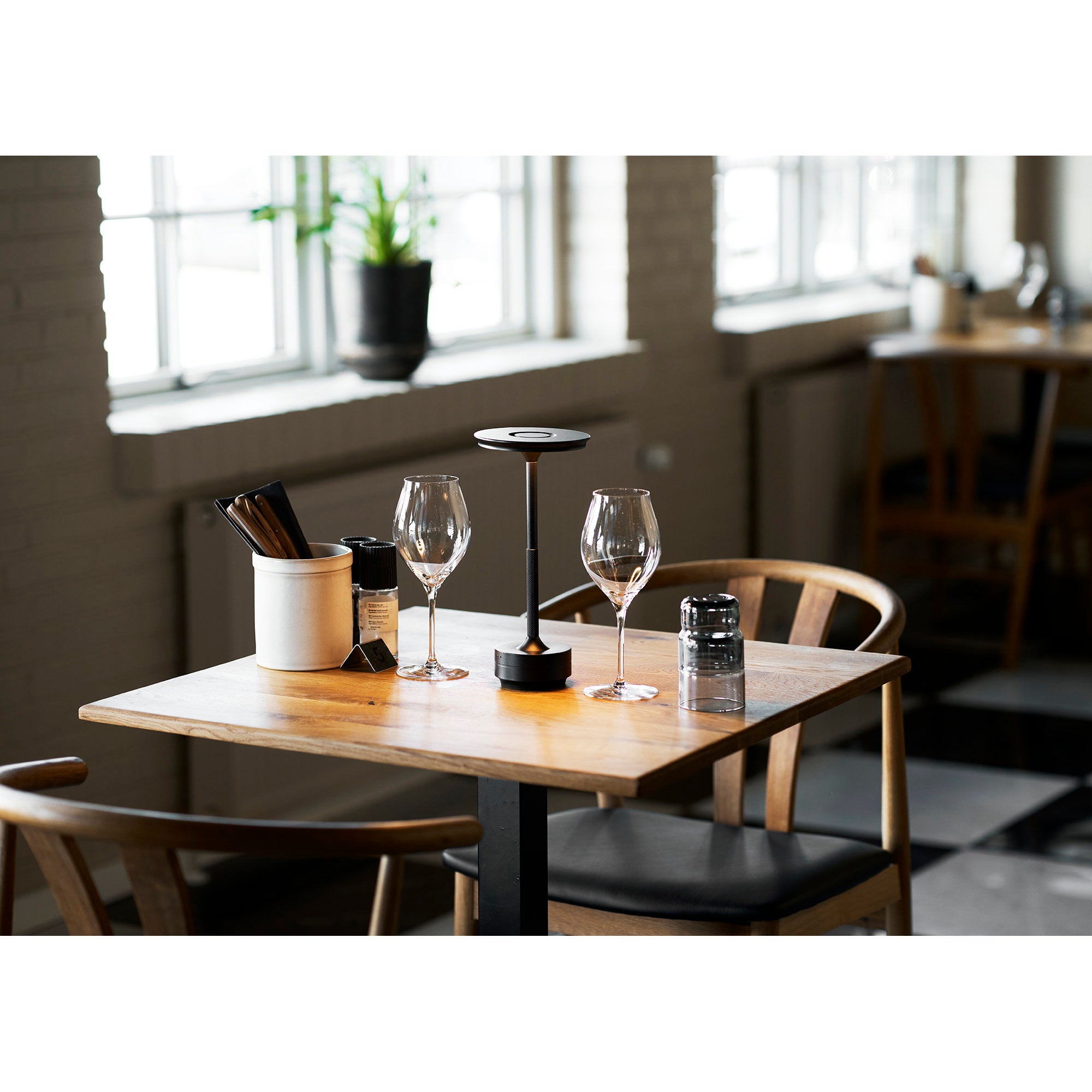 LYNEHAM TAFELLAMP OPLAADBAAR ZWART | METAAL