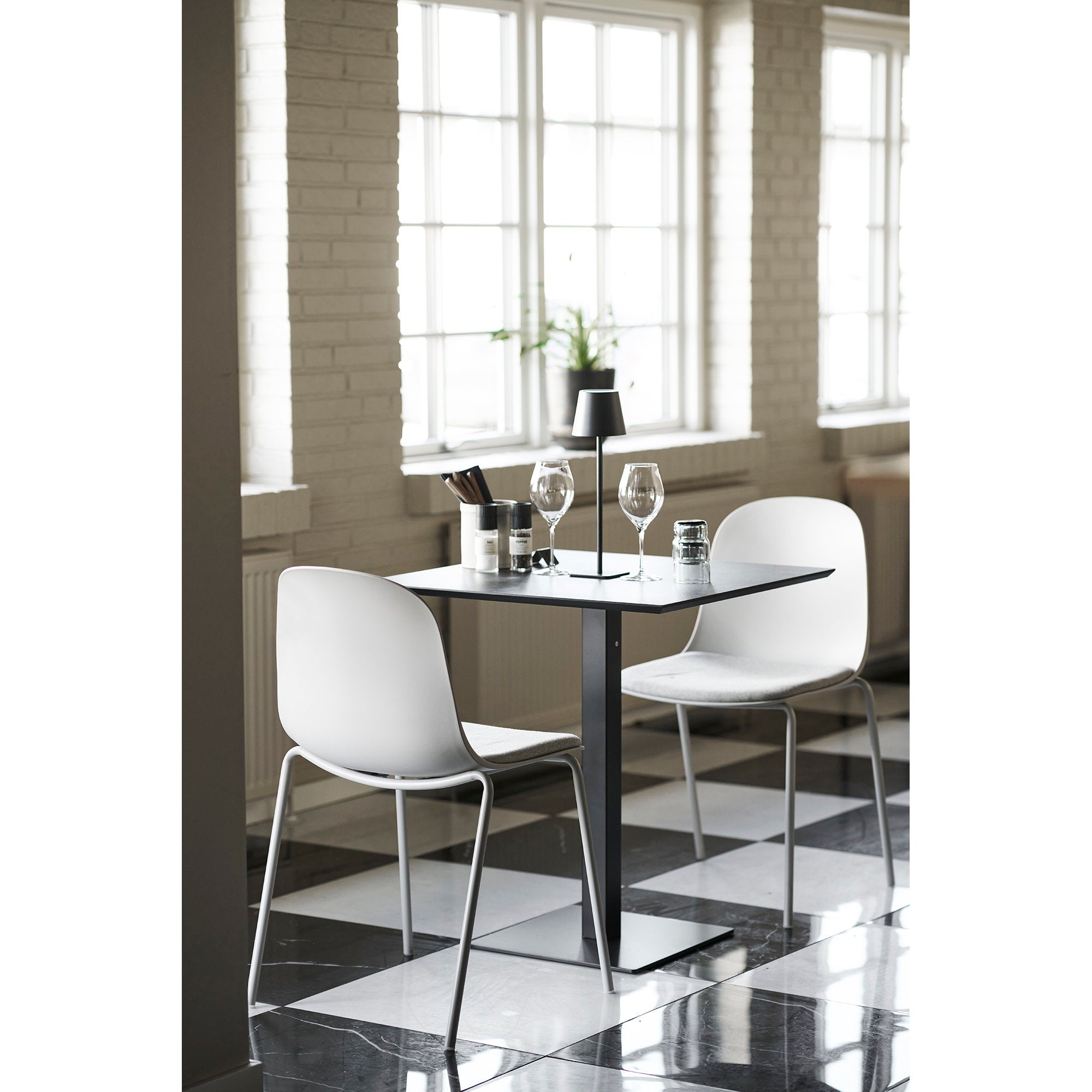 BRADFORD TAFELLAMP OPLAADBAAR ZWART | METAAL