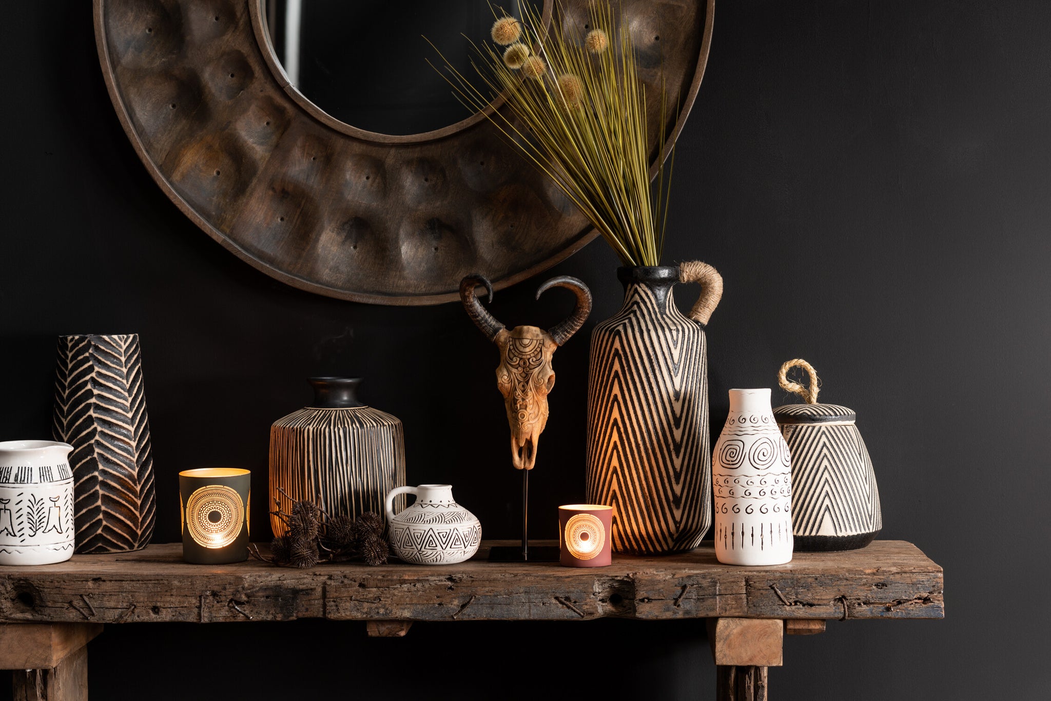 Konsole aus rauem, recyceltem Holz, braun