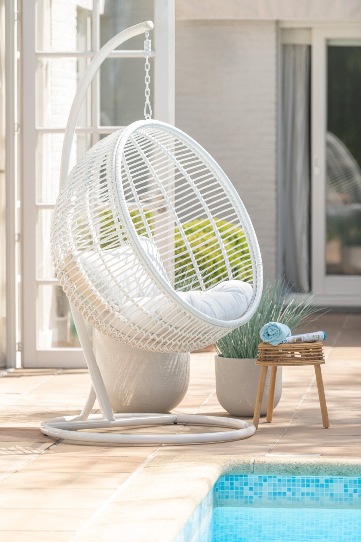 Hangstoel rond – staal en rotan, wit, 119 x 110 x 193 cm