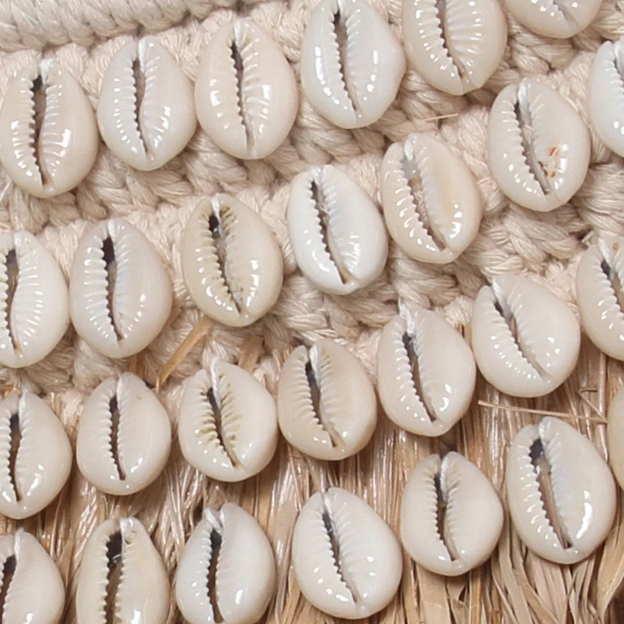 Der Raffia Cowrie Spiegel - Naturweiß