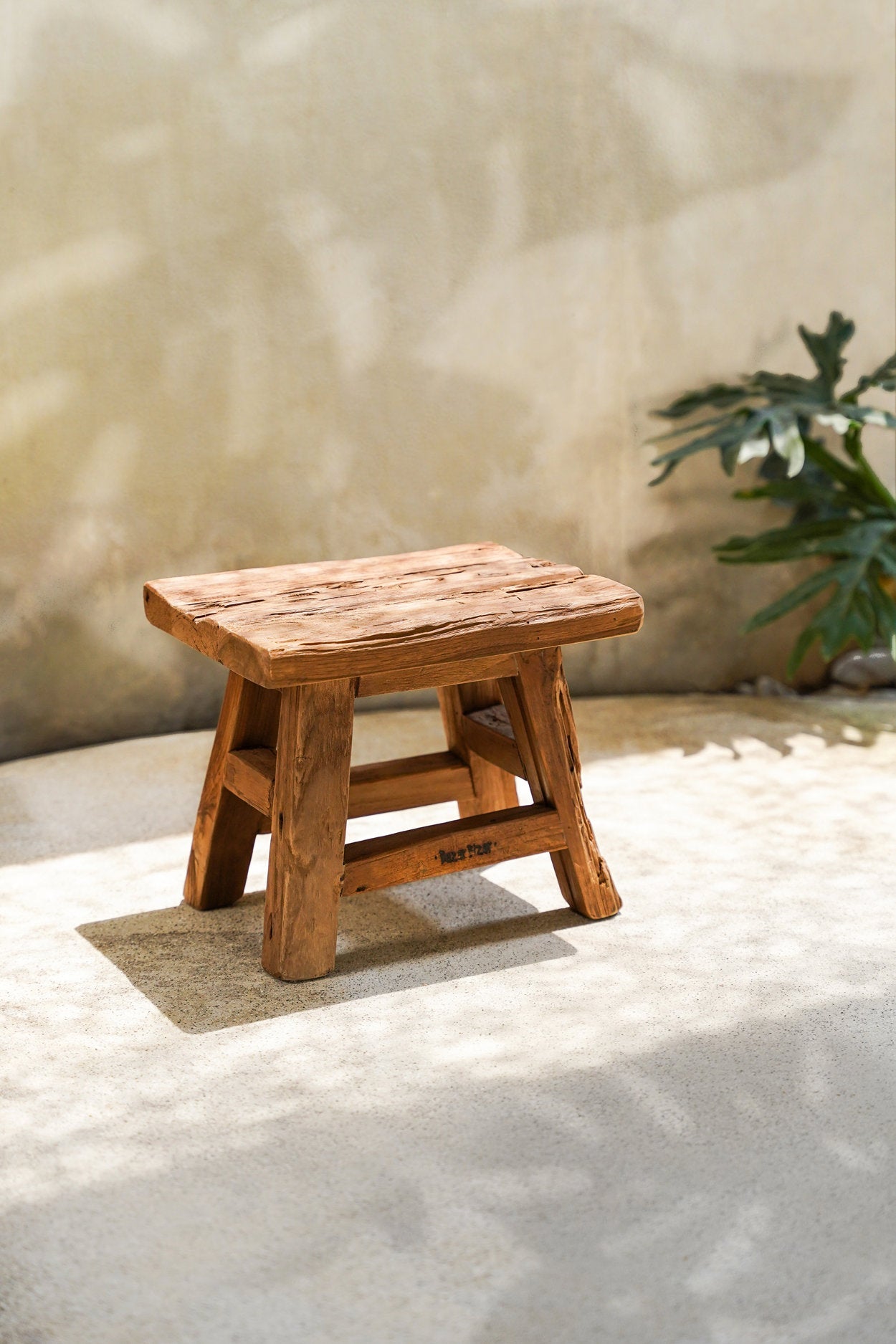 Kruk Yoke – gerecycled teakhout, naturel, 21x29x25 cm