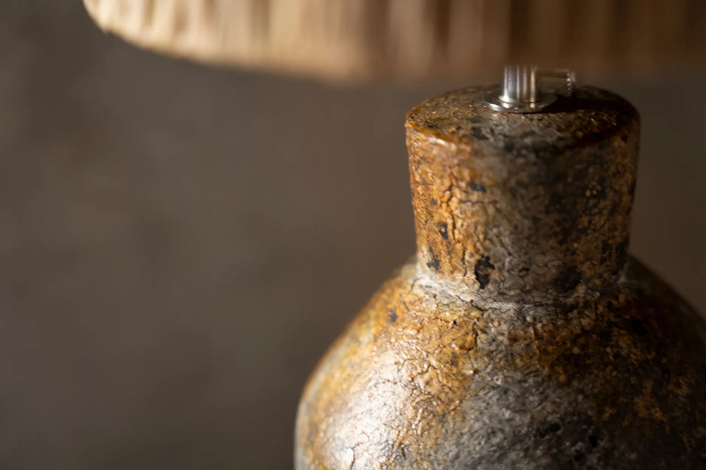 Die Ithaka Tischlampe - Antik Grau Natur