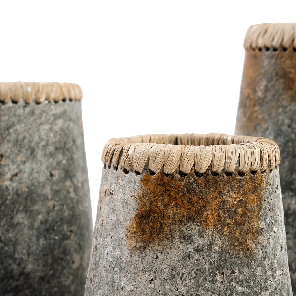 Die hinterhältige Vase – Antikgrau – S
