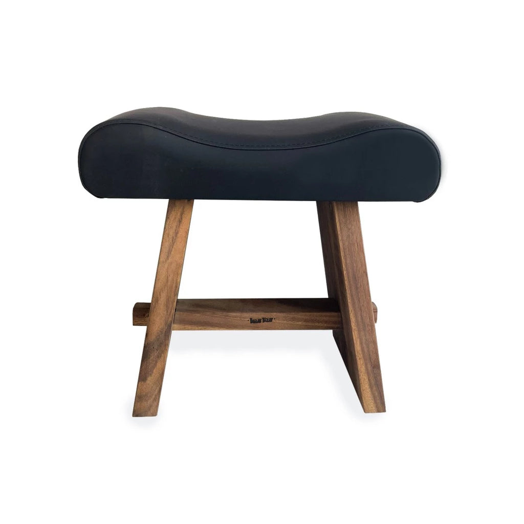 Der Suar Hocker mit Leder - Naturschwarz