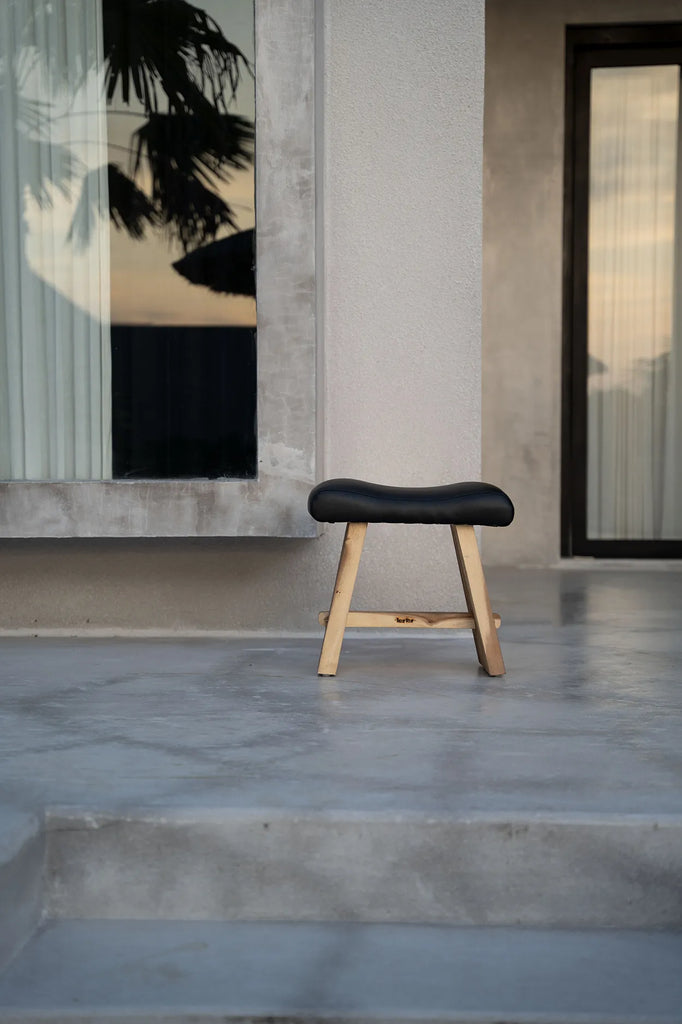 Der Suar Hocker mit Leder - Naturschwarz