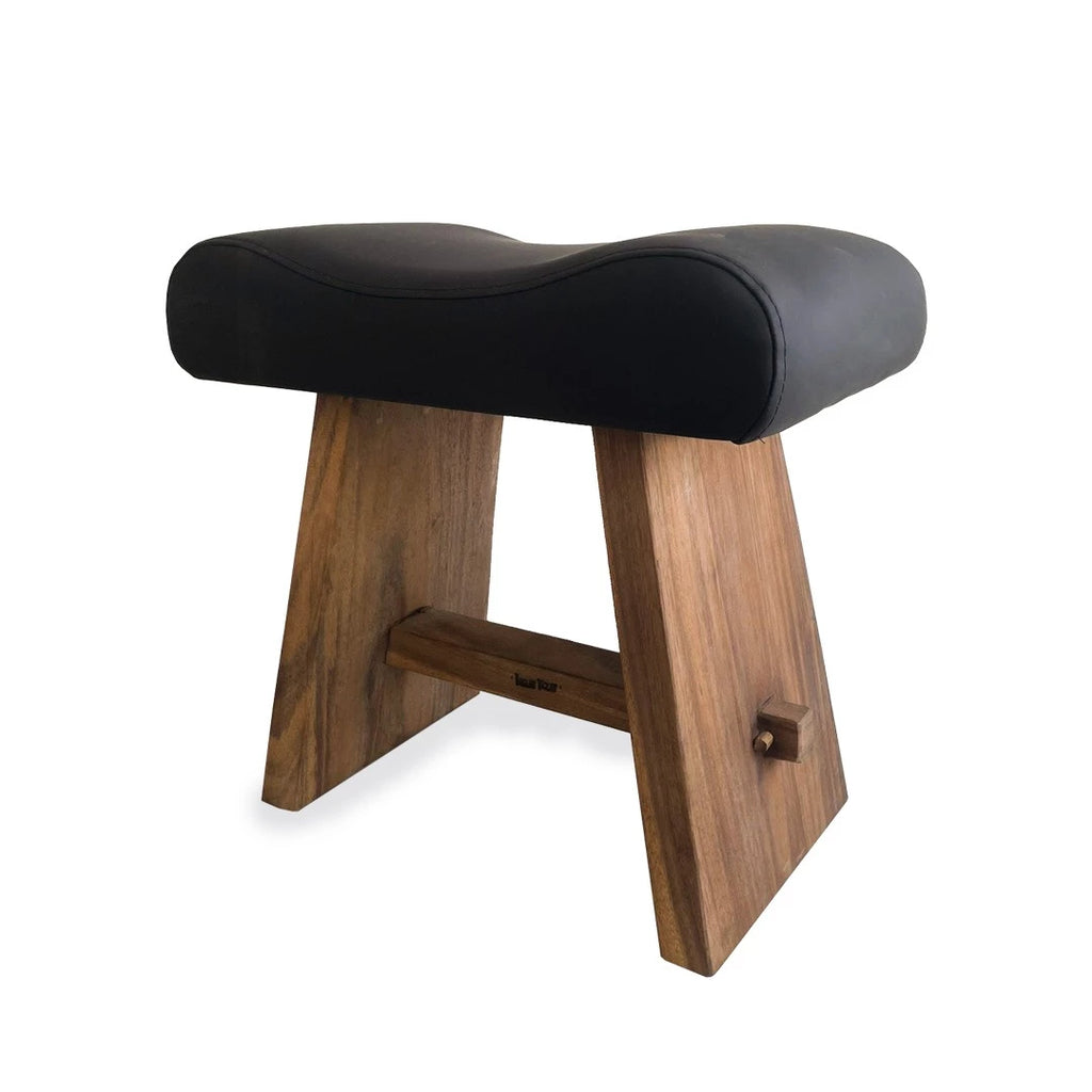 Der Suar Hocker mit Leder - Naturschwarz