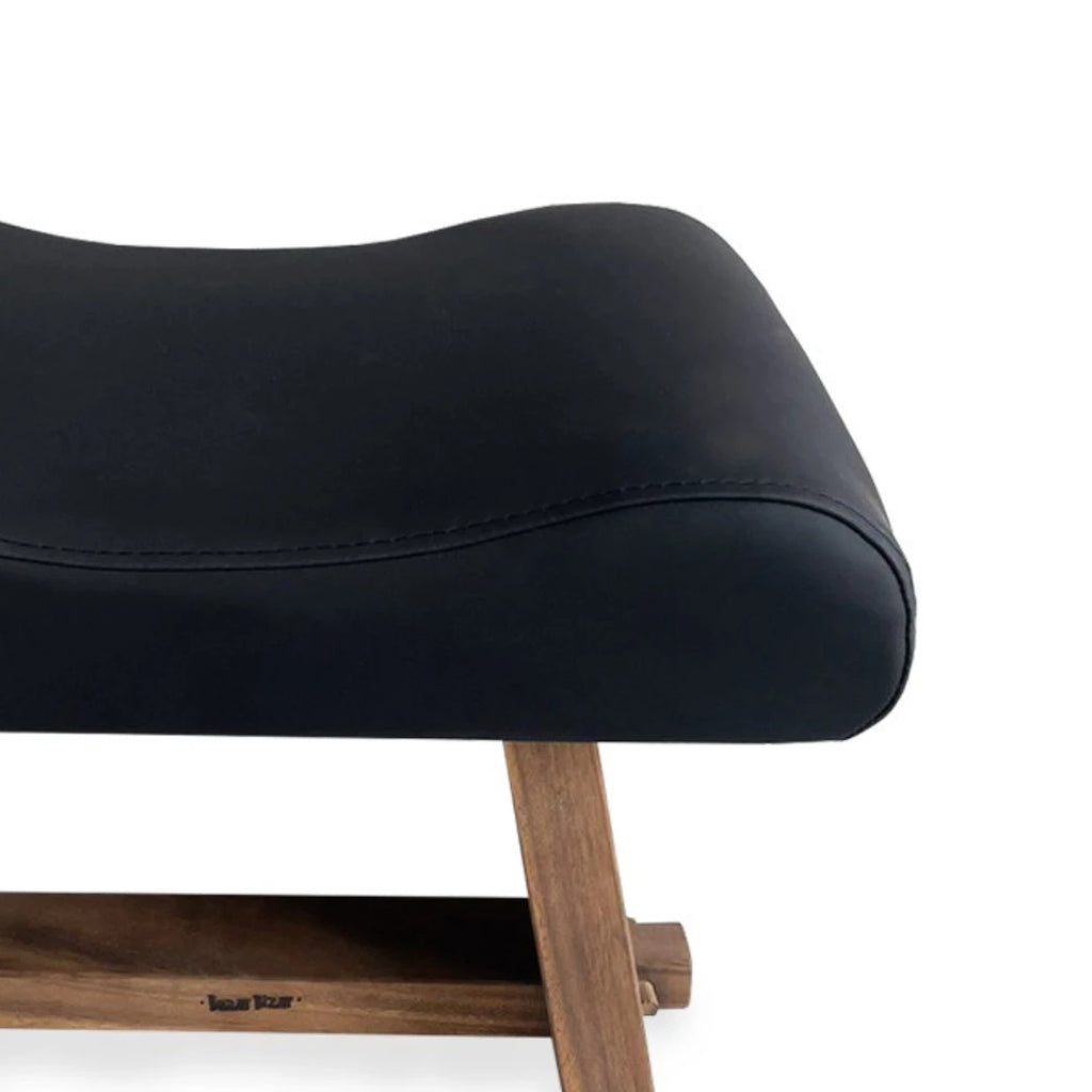 Der Suar Hocker mit Leder - Naturschwarz