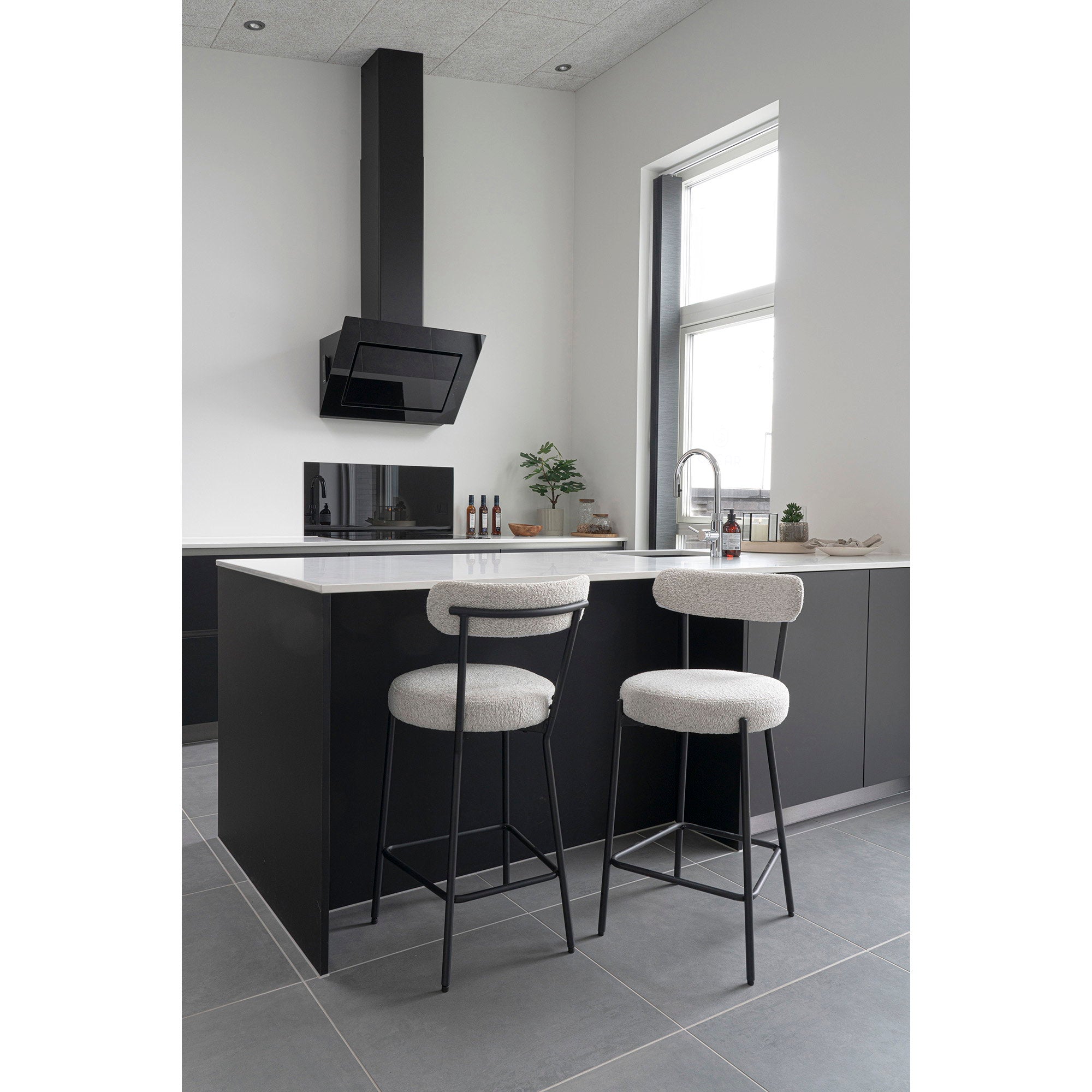 BADALONA COUNTER CHAIR BOUCLÉ WEISS | SCHWARZE BEINE
