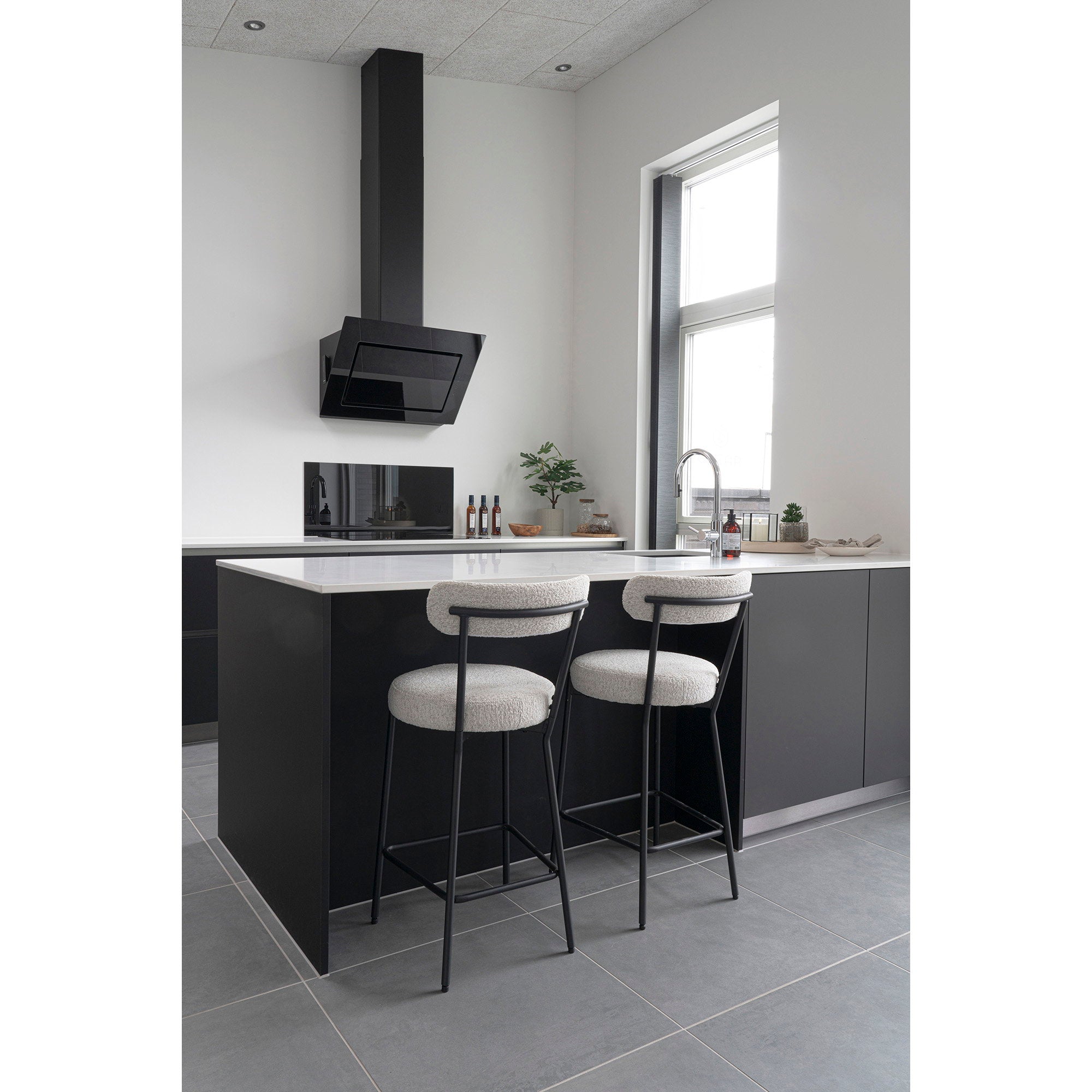 BADALONA COUNTER CHAIR BOUCLÉ WEISS | SCHWARZE BEINE