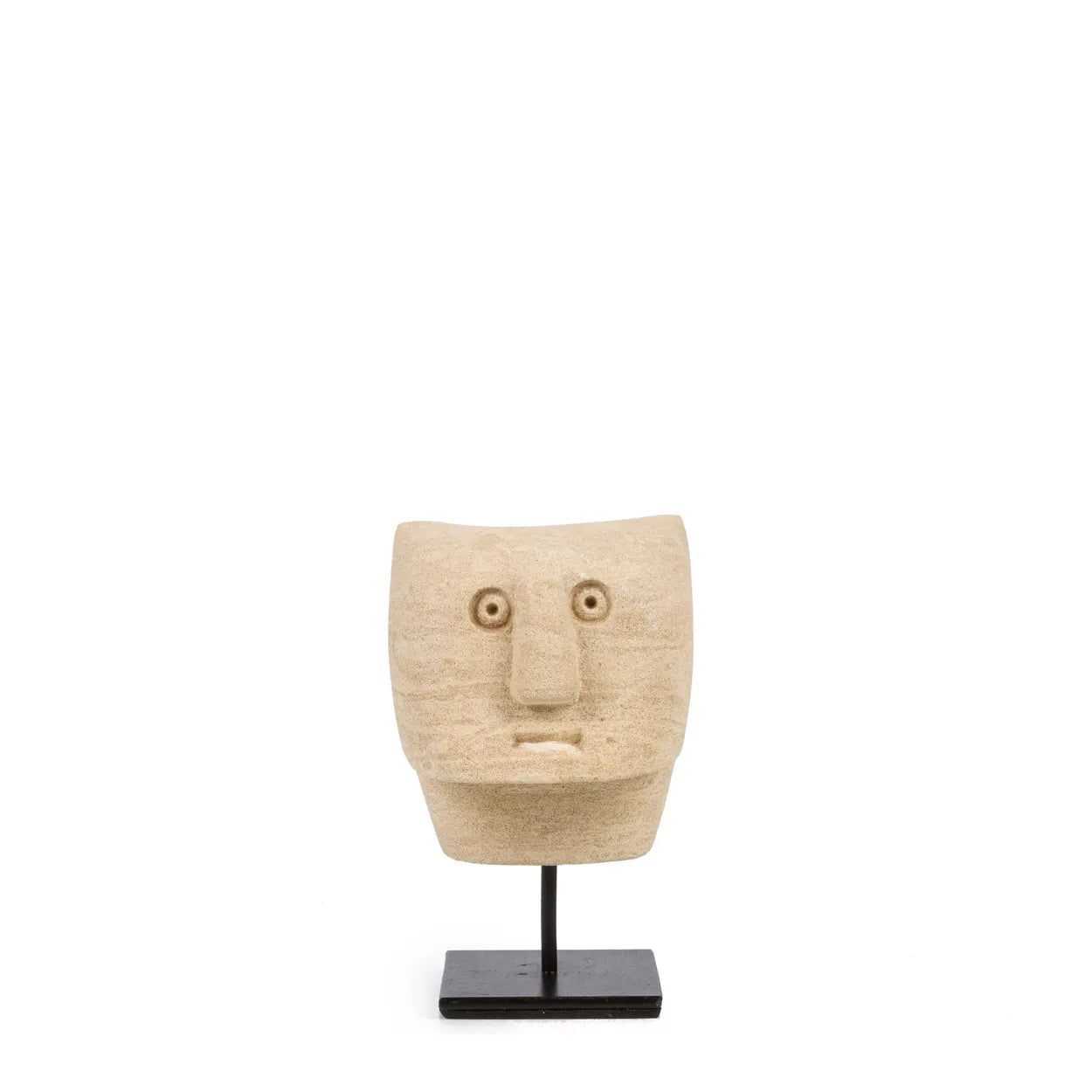 Der Sumba-Stein Nr. 23 auf Ständer