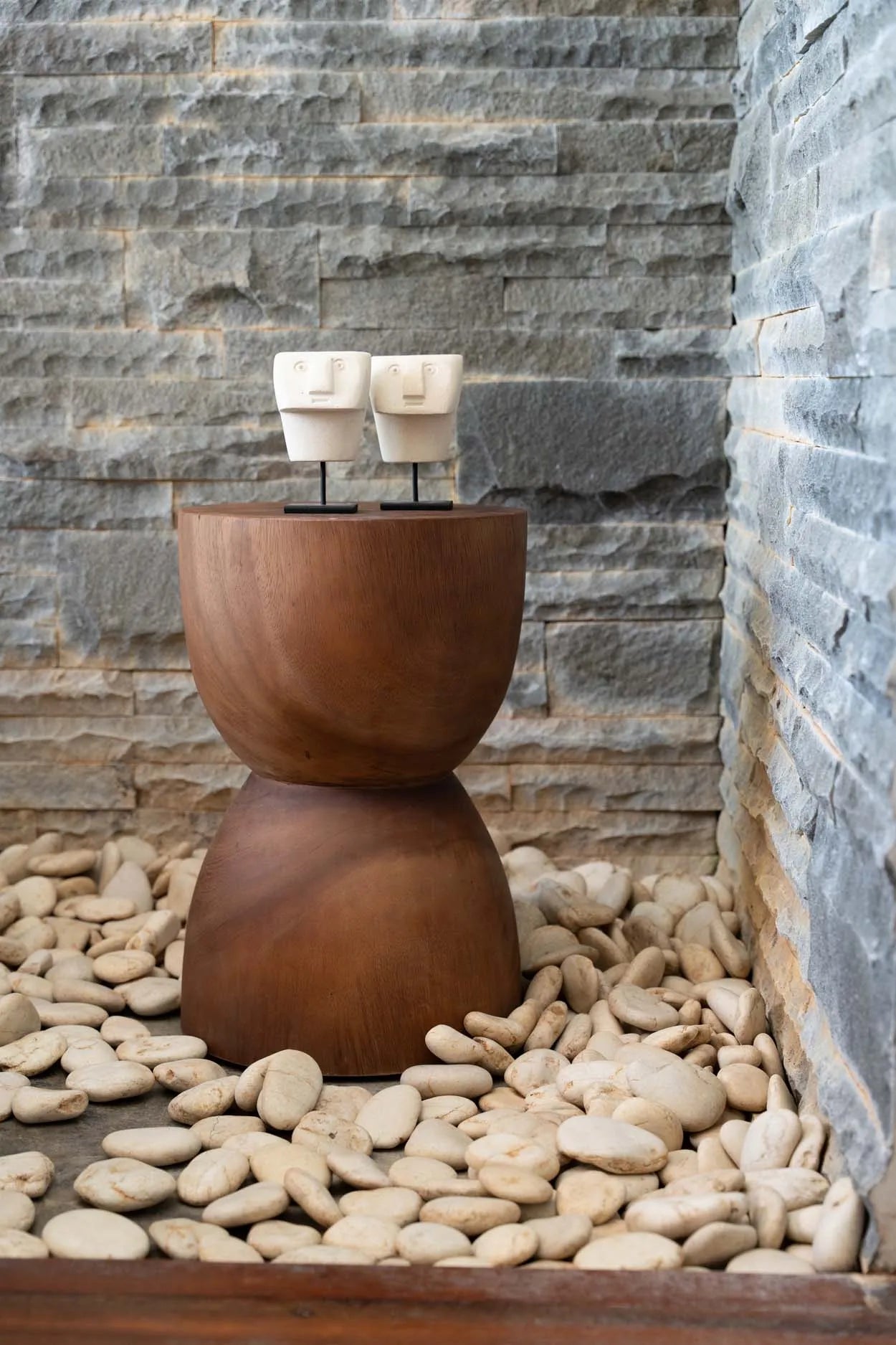 Der Sumba-Stein Nr. 23 auf Ständer