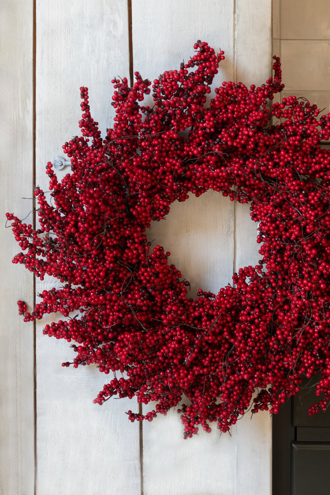 Kerstkrans met bessen – schuim en rotan, kerstrood, Ø80 cm