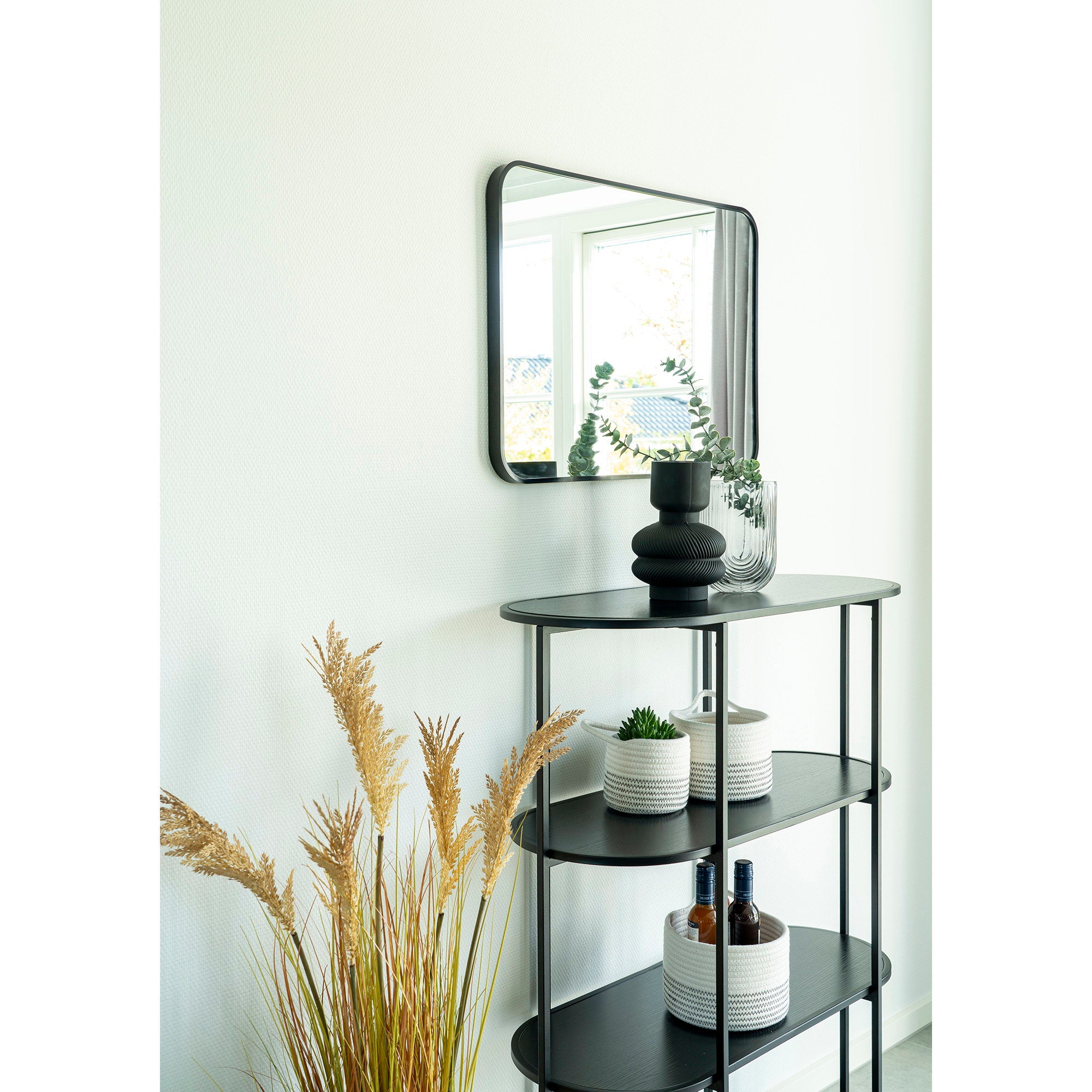 Vita kast met 4 planken in zwart met zwart frame