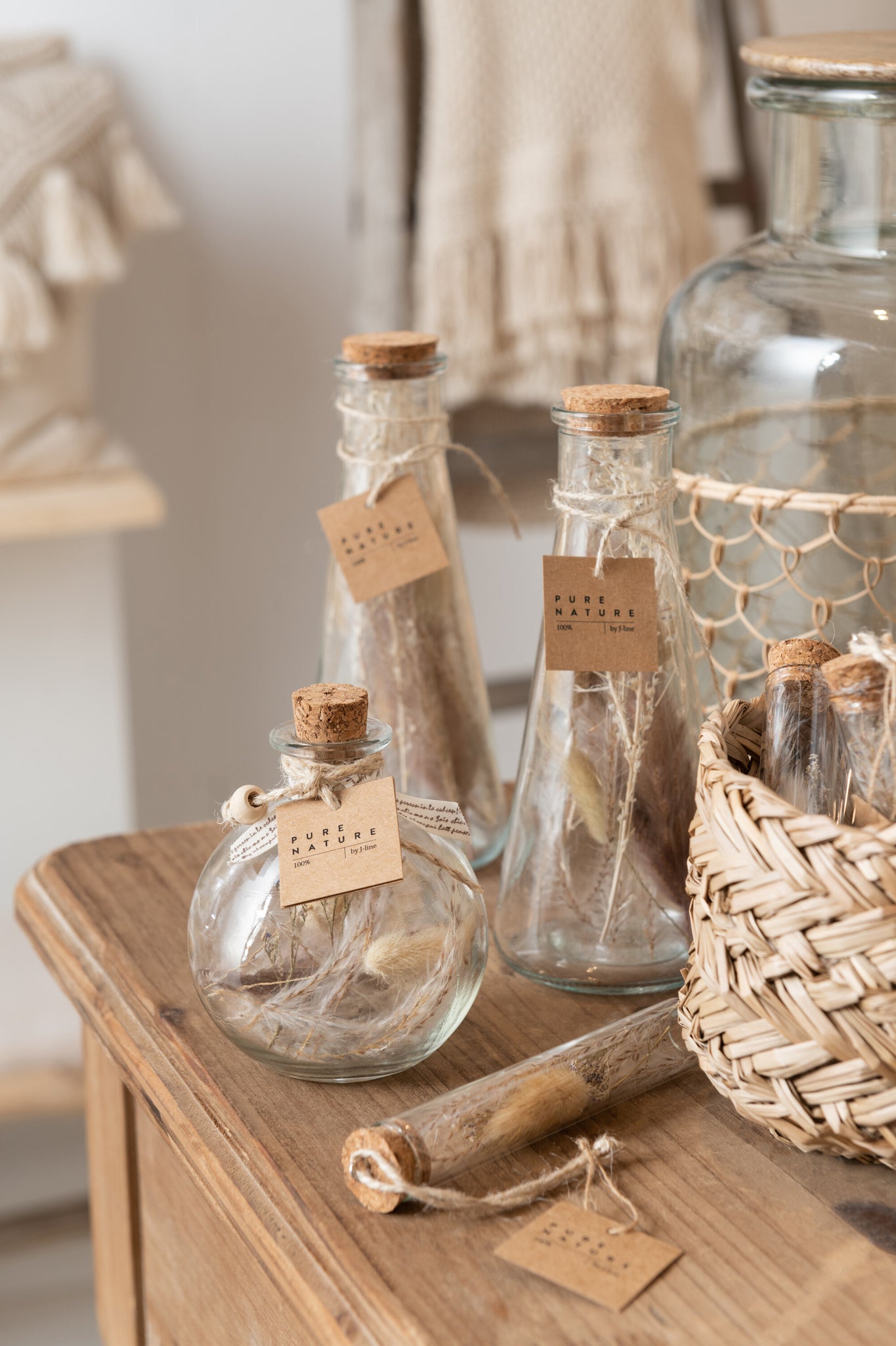 Fles met droogbloemen detail naturel bloemaccent