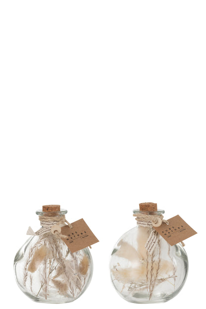 Flessen met droogbloemen in interieur styling