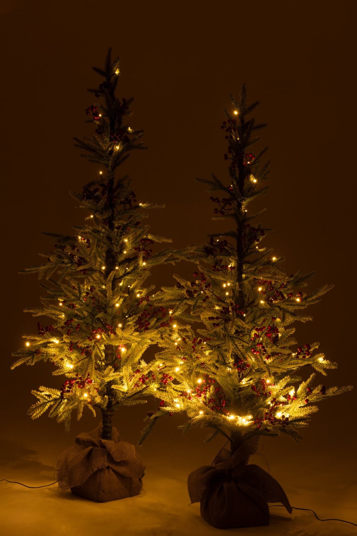 Kerstboom besneeuwd met jute zak en LED – kunststof, groen en rood, 150 cm
