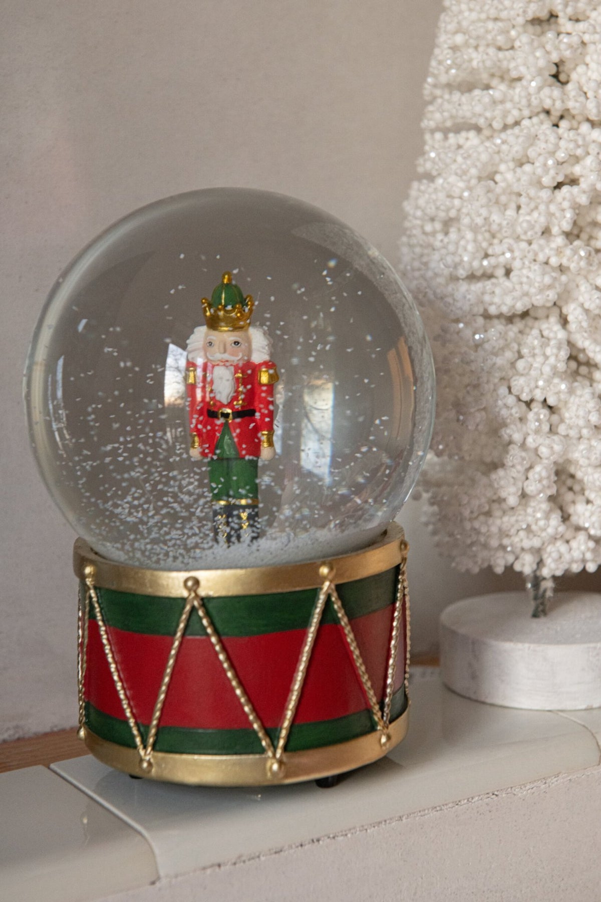 Waterbol notenkraker – kalkpoeder, kerstrood en donkergroen, Ø12×17 cm