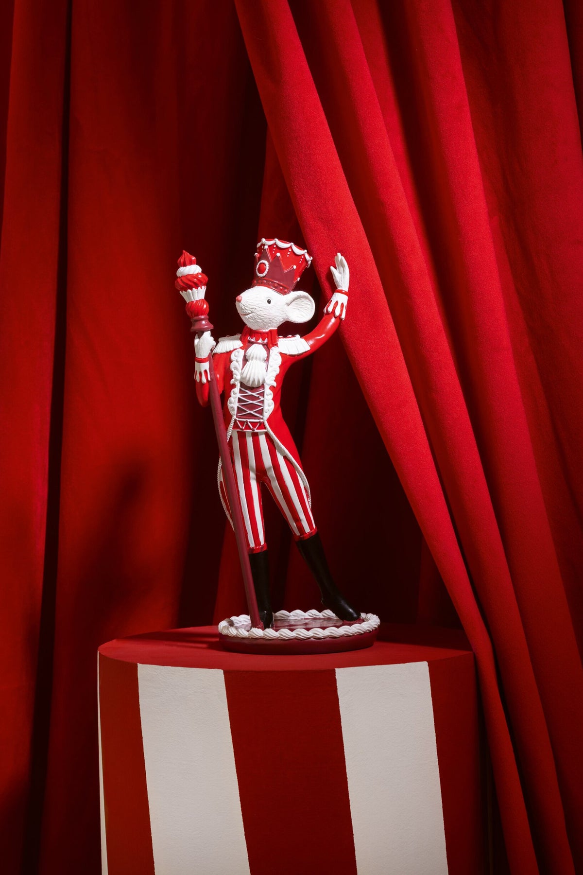 Muis circus met taart – kalkpoeder, kerstrood en wit, 13,5×10,5×26,5 cm