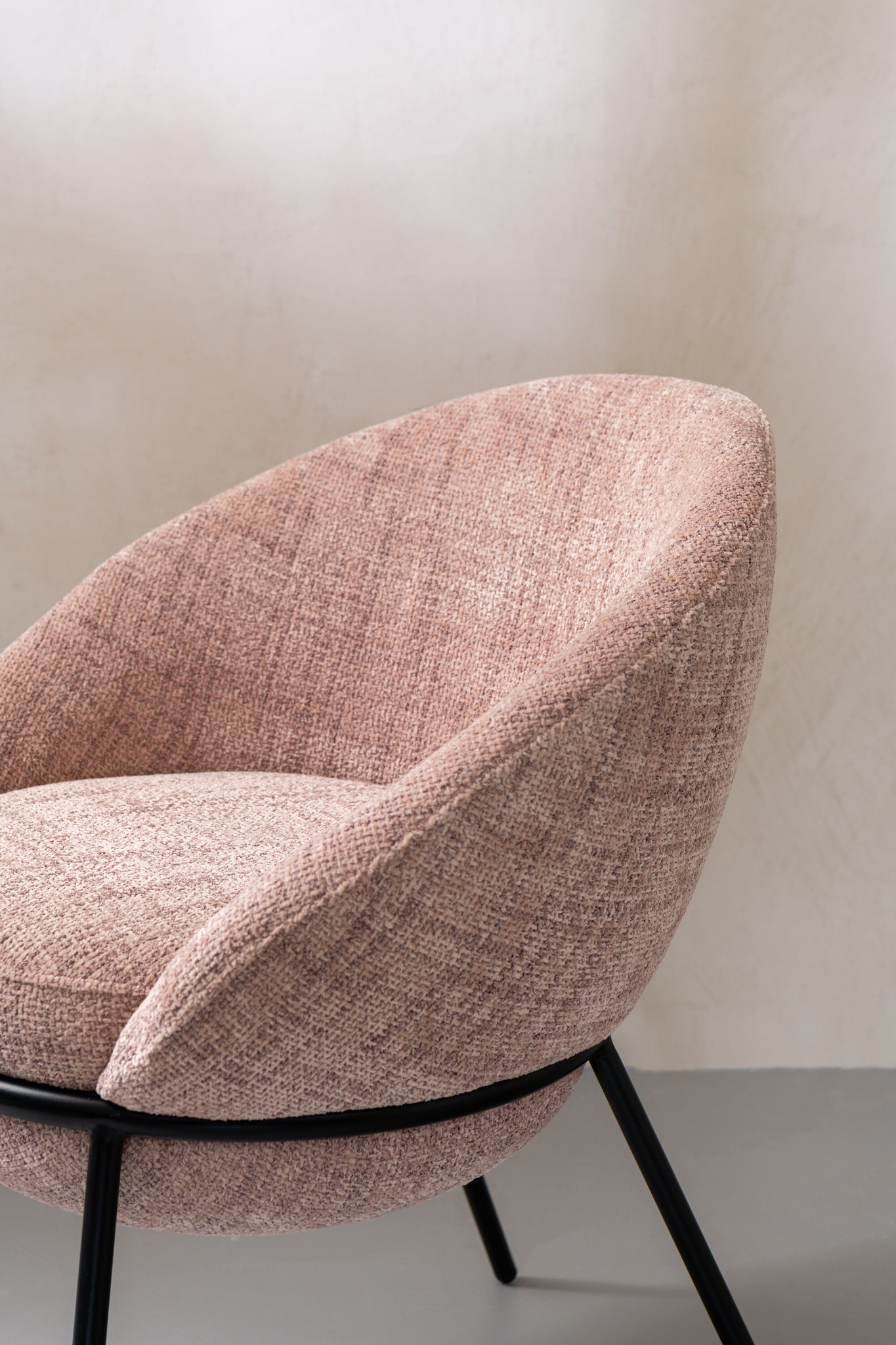 Esszimmerstuhl mit Eisenbeinen, hellrosa/schwarz