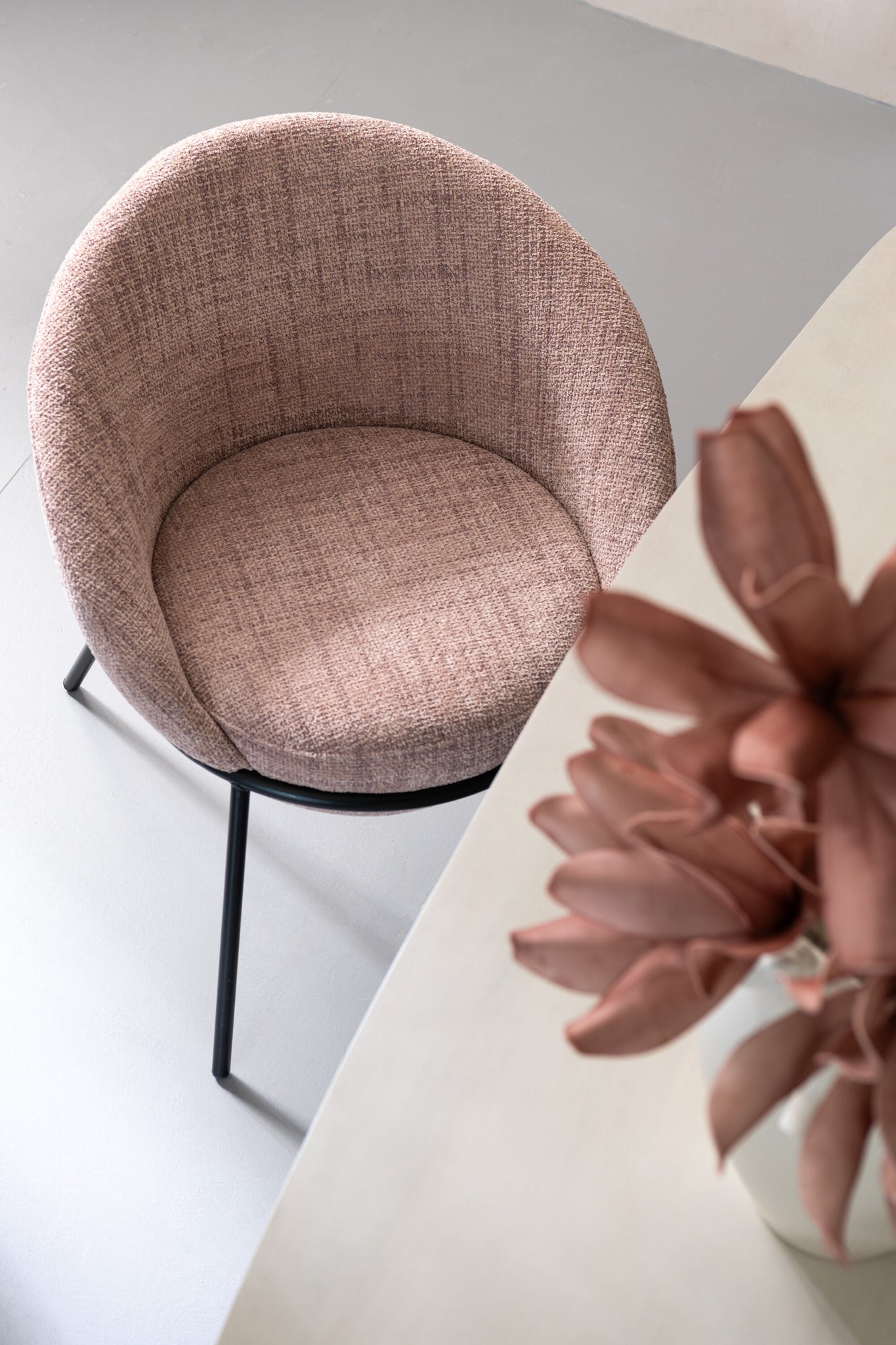 Esszimmerstuhl mit Eisenbeinen, hellrosa/schwarz