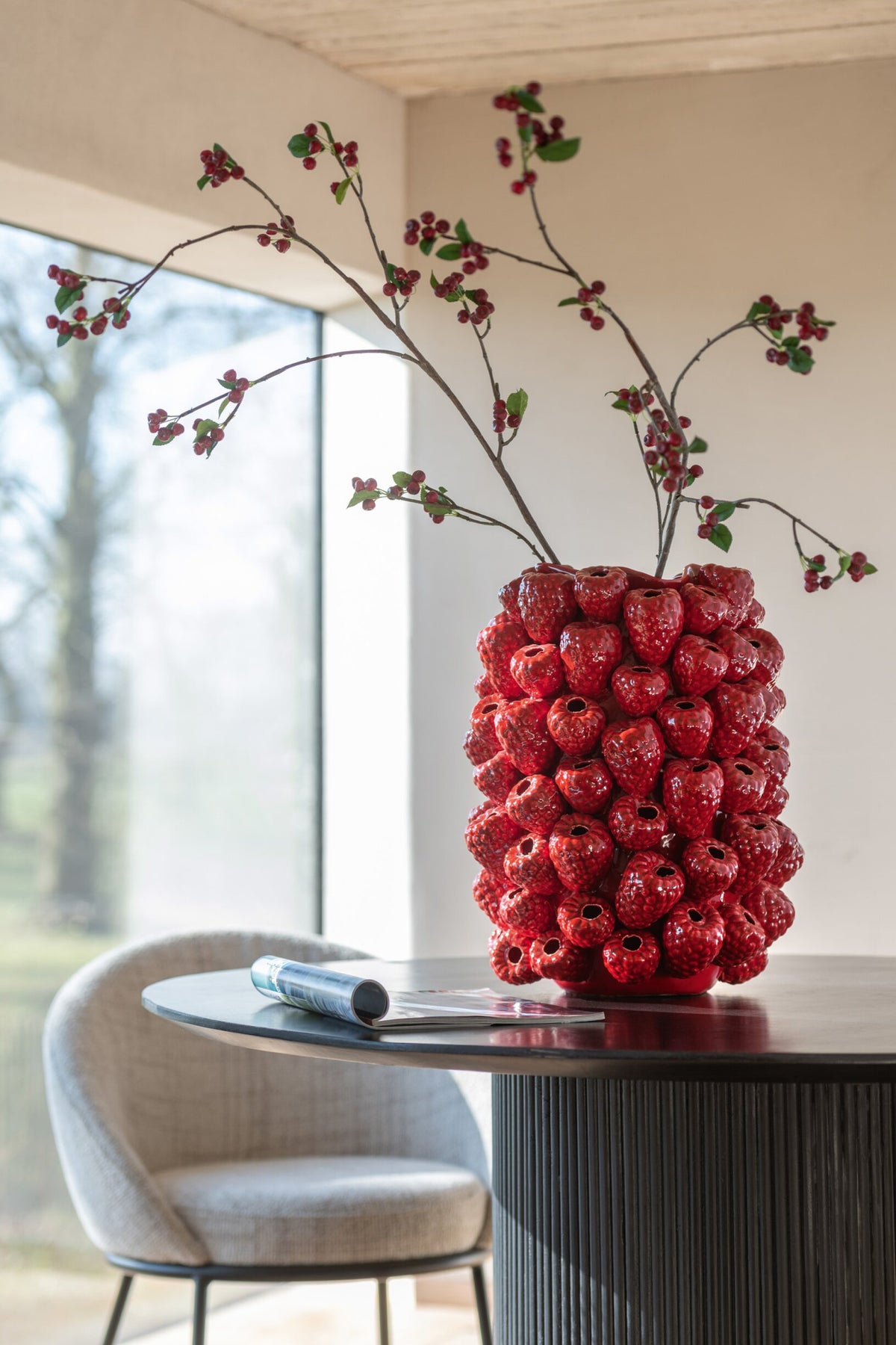 Vaas met besrelief – klei, kerstrood, 45 cm