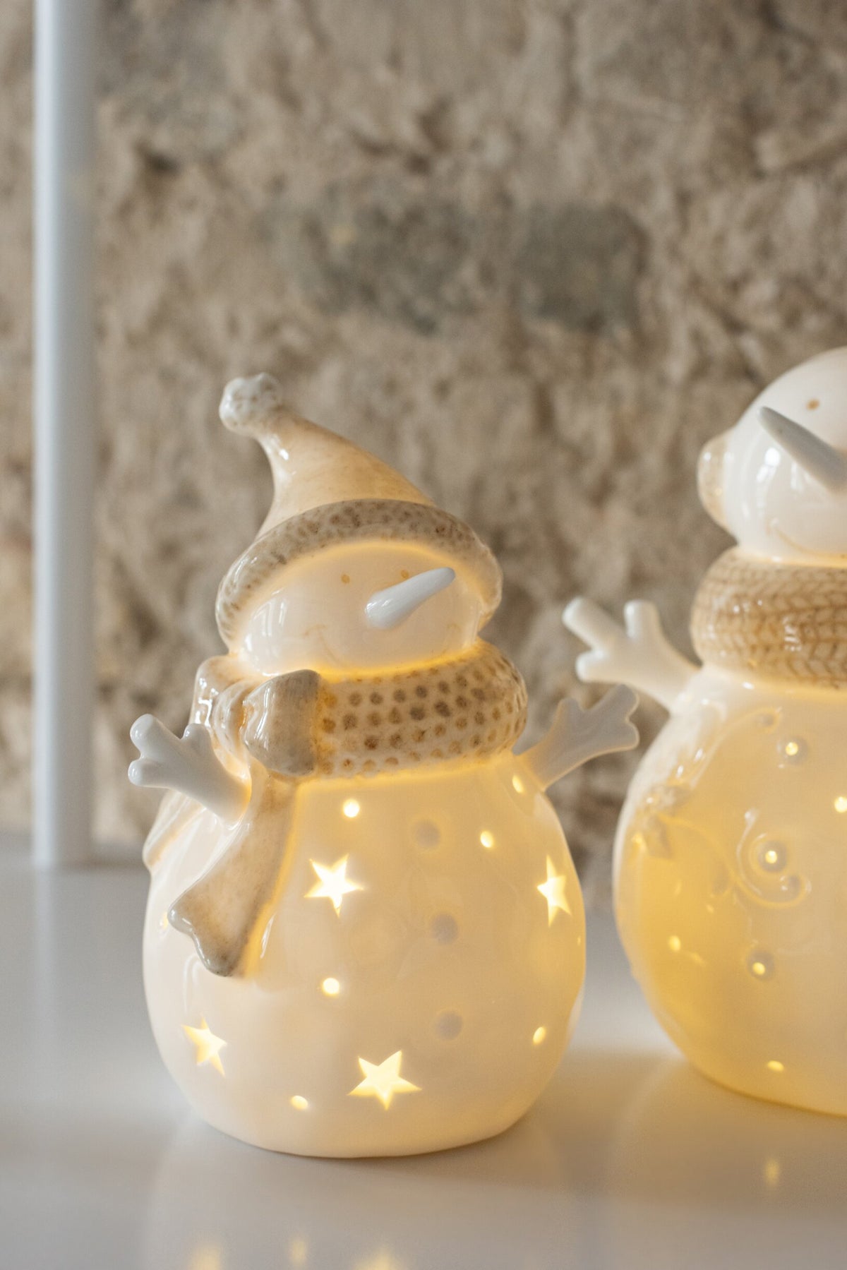 Sneeuwpop met LED en sterren klein – set van 2, klei, wit en beige, 16,5 cm