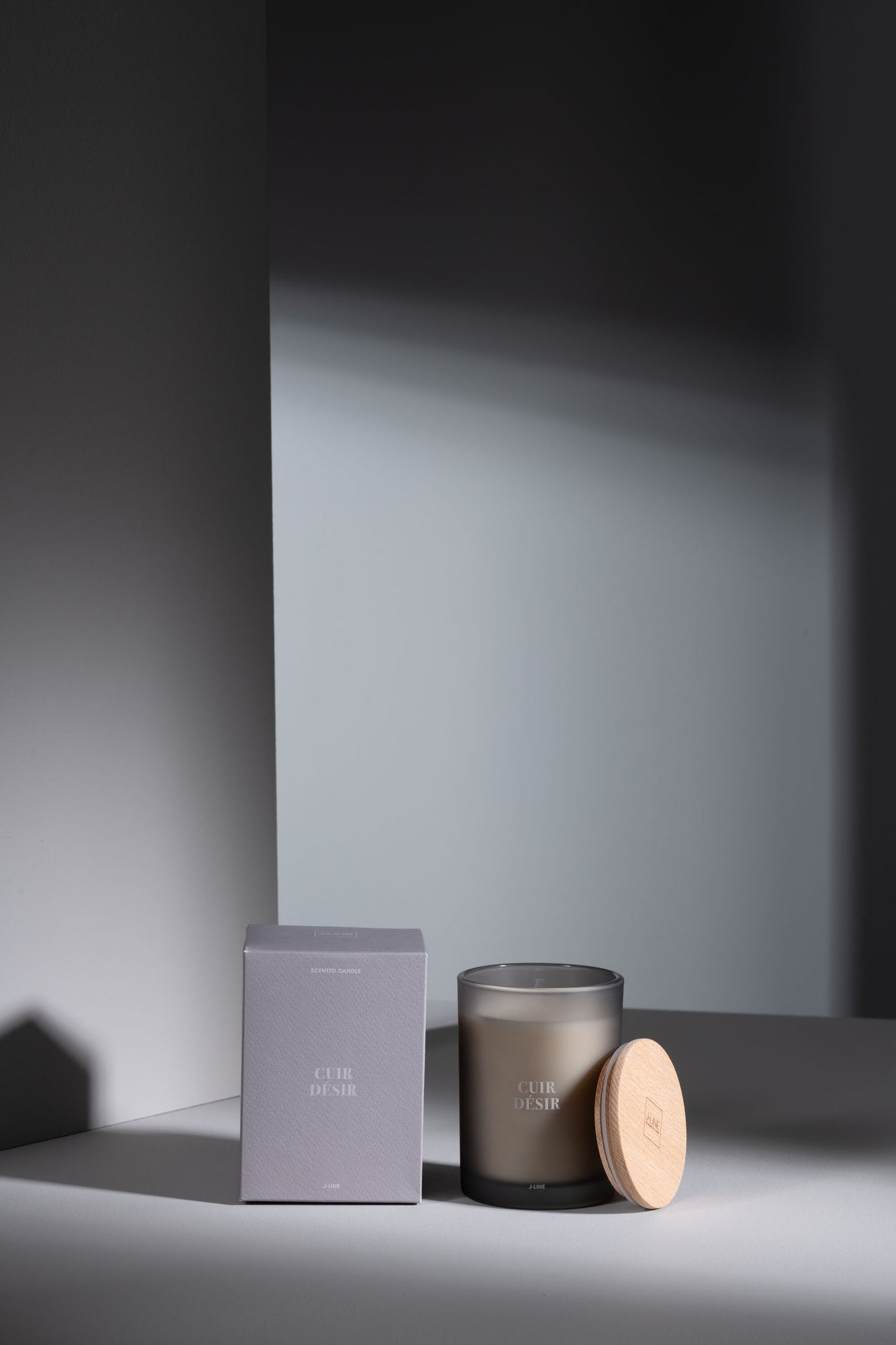 Scented Candle Accords Essentiels Cuir Desir-38H