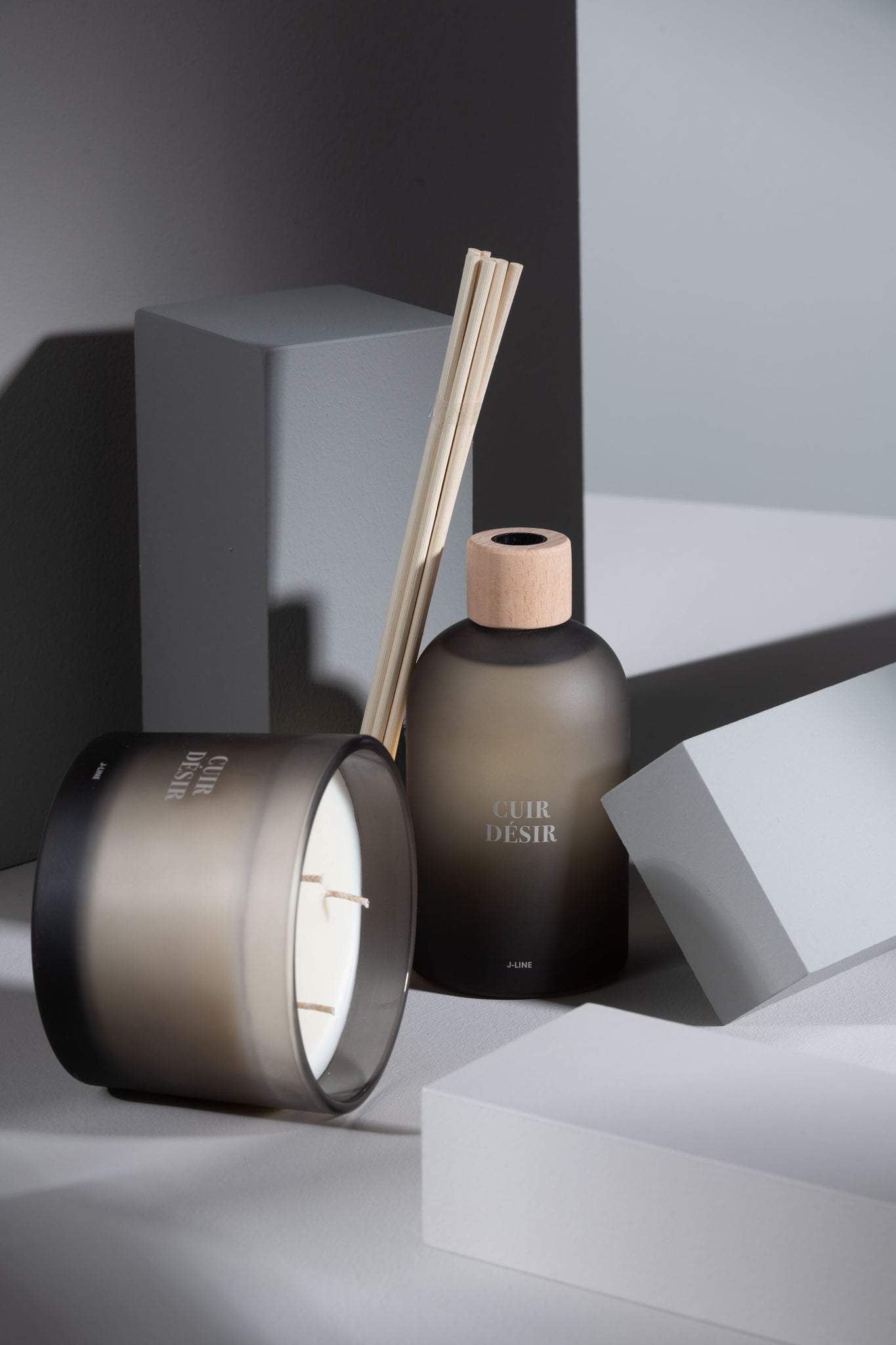 Scented Candle Accords Essentiels Cuir Desir-28H