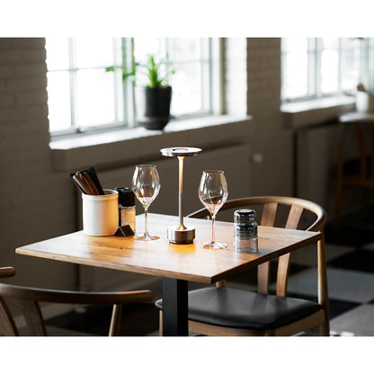 LYNEHAM TAFELLAMP OPLAADBAAR ZILVER | METAAL