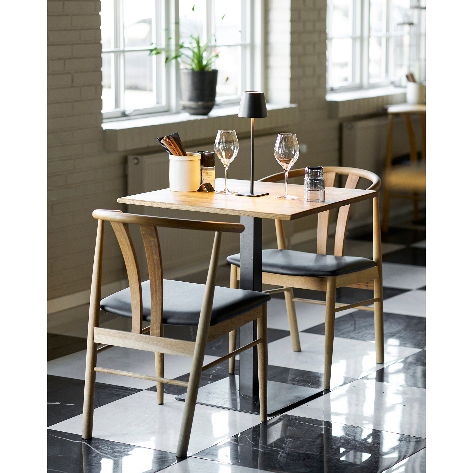 BRADFORD TAFELLAMP OPLAADBAAR ZWART | METAAL