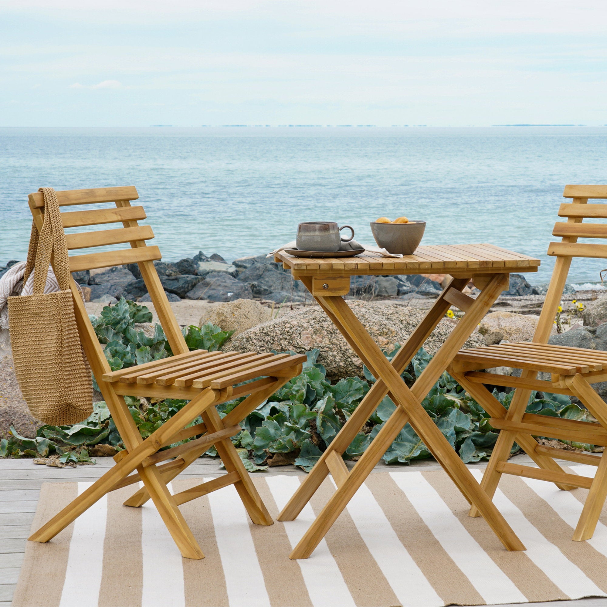 Cuenca café set van teakhout in naturel uitvoering met 2 stoelen en tafel